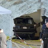 Camioneta se estrella contra tienda Apple de Massachusetts y deja un muerto y varios heridos