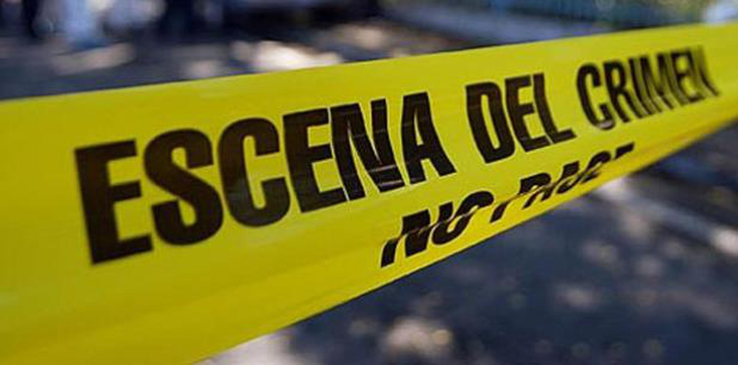 Agentes adscritos a la División de Homicidios de San Juan investigan en asesinato junto al fiscal de turno. (Archivo)