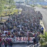 Caravana de migrantes avanza a pie por el sur de México en plena Navidad
