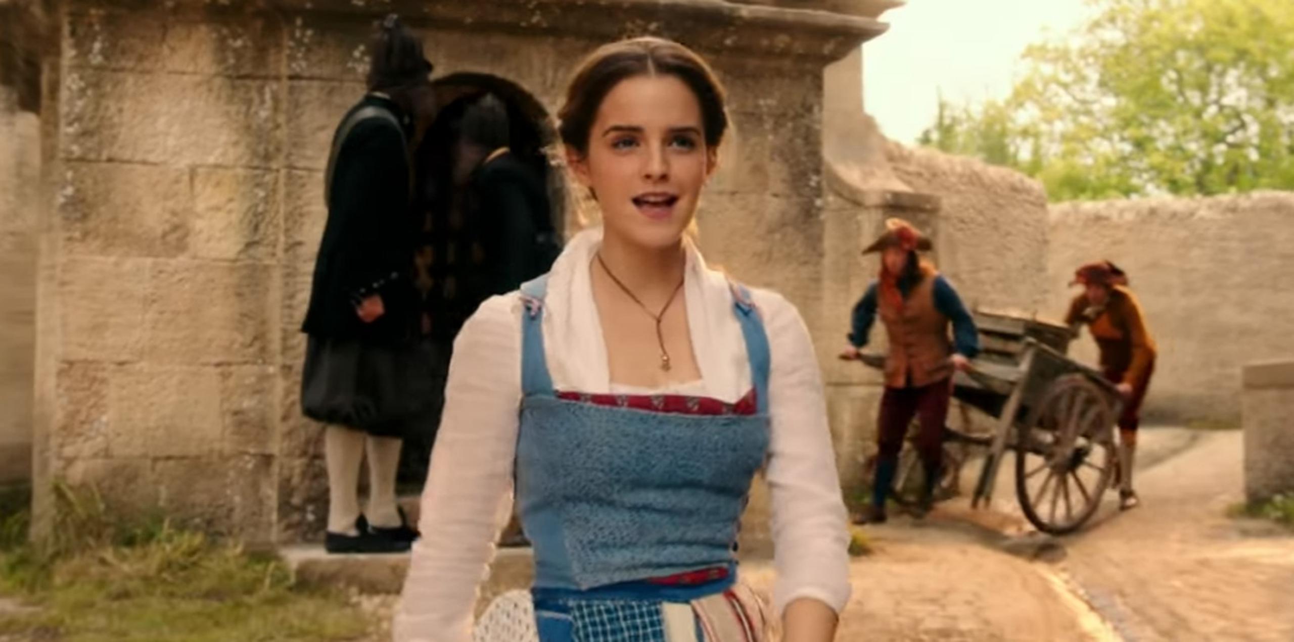 El video de casi un minuto muestra a la joven pasearse por la villa de la campiña francesa, mientras canta rodeada de los otros habitantes del lugar.