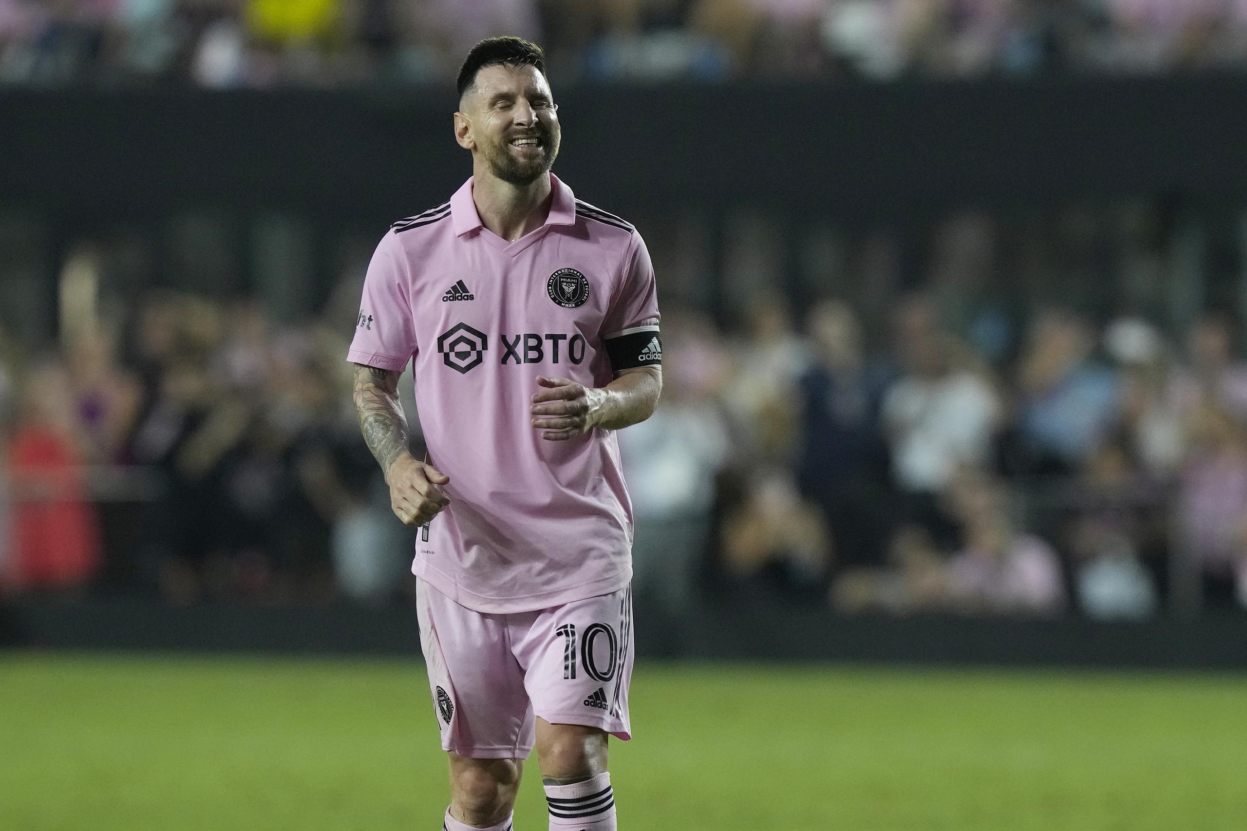 El argentino Lionel Messi, del Inter Miami, sonríe tras errar un tiro libre en el encuentro del miércoles 30 de agosto de 2023, ante Nashville (AP Foto/Marta Lavandier)
