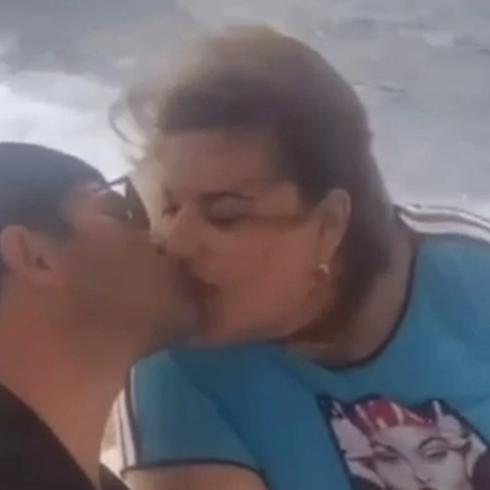 Jenniffer González y su novio se dan cariño en el mar