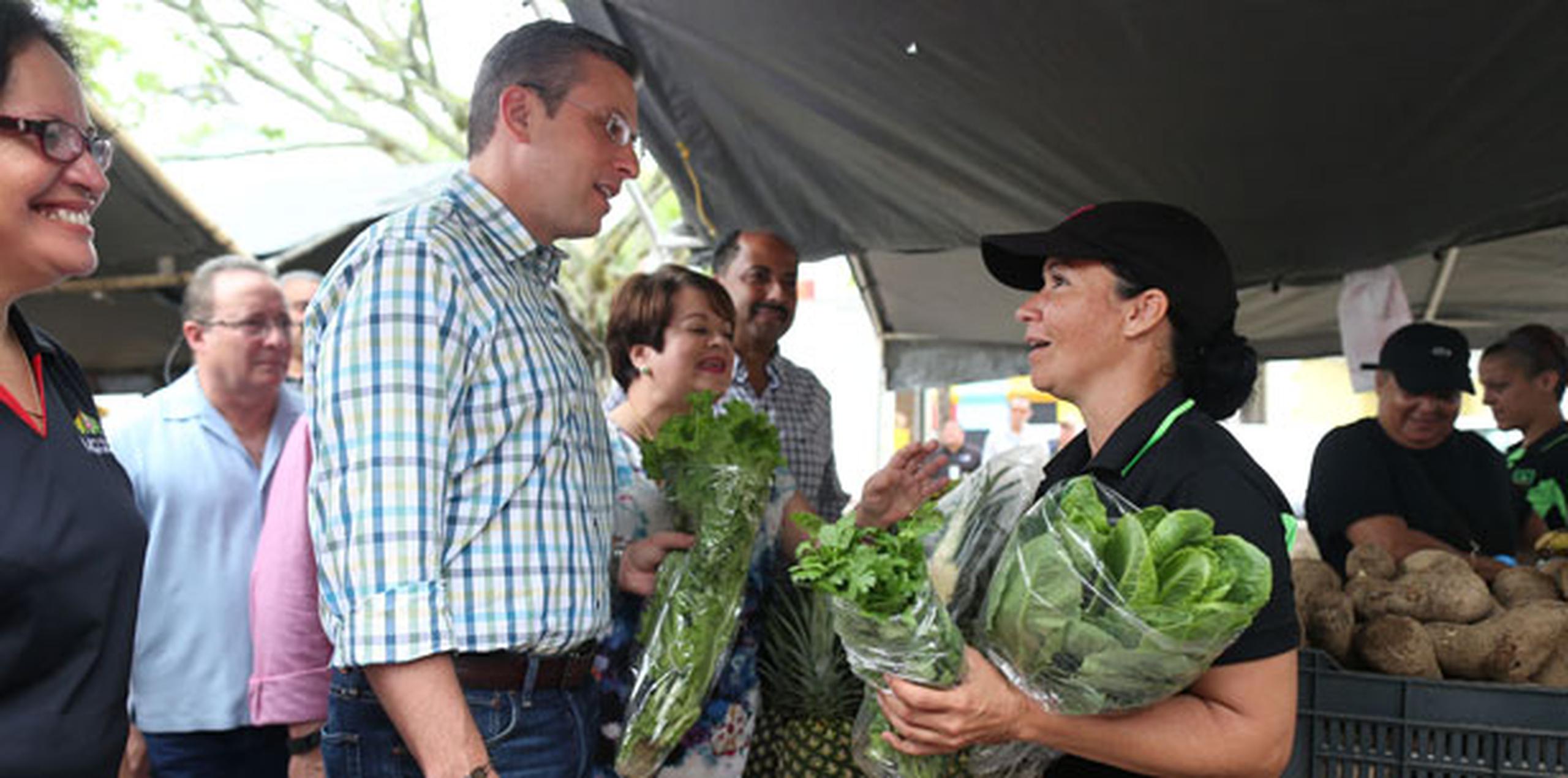 El gobernador Alejandro García Padilla destacó que el proyecto comenzó con 19 agricultores y actualmente cuenta con 124 "que no dan abasto". (vanessa.serra@gfrmedia.com)