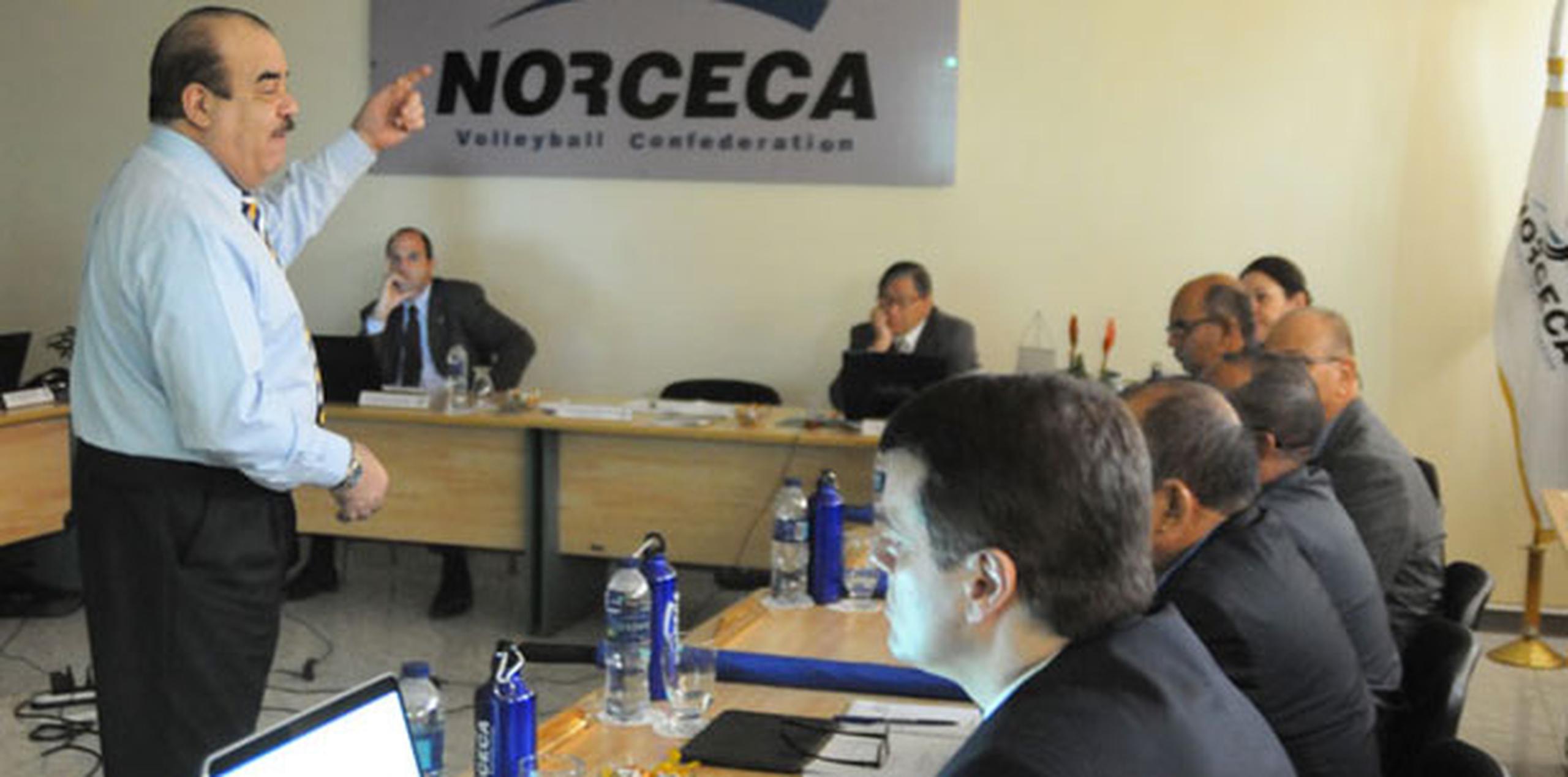 Pérez Cruz y Elliot Matías, vicepresidente de la FPV, se encuentran en el proceso de reuniones con la Comisión de Eventos de Norceca que se efectúa en República Dominicana. (Suministrada)