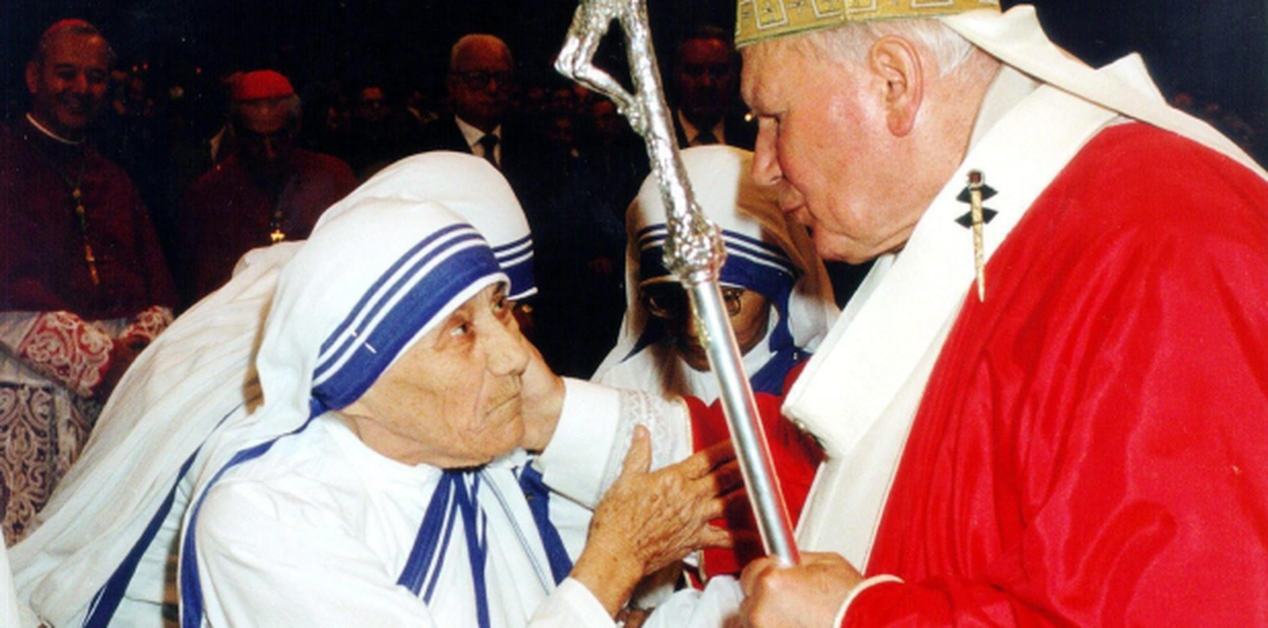 La recopilación fue obra del reverendo Brian Kolodiejchuk, que lideró la campaña en favor de canonizar a la religiosa, aquí junto a Juan Pablo II. (Archivo)
