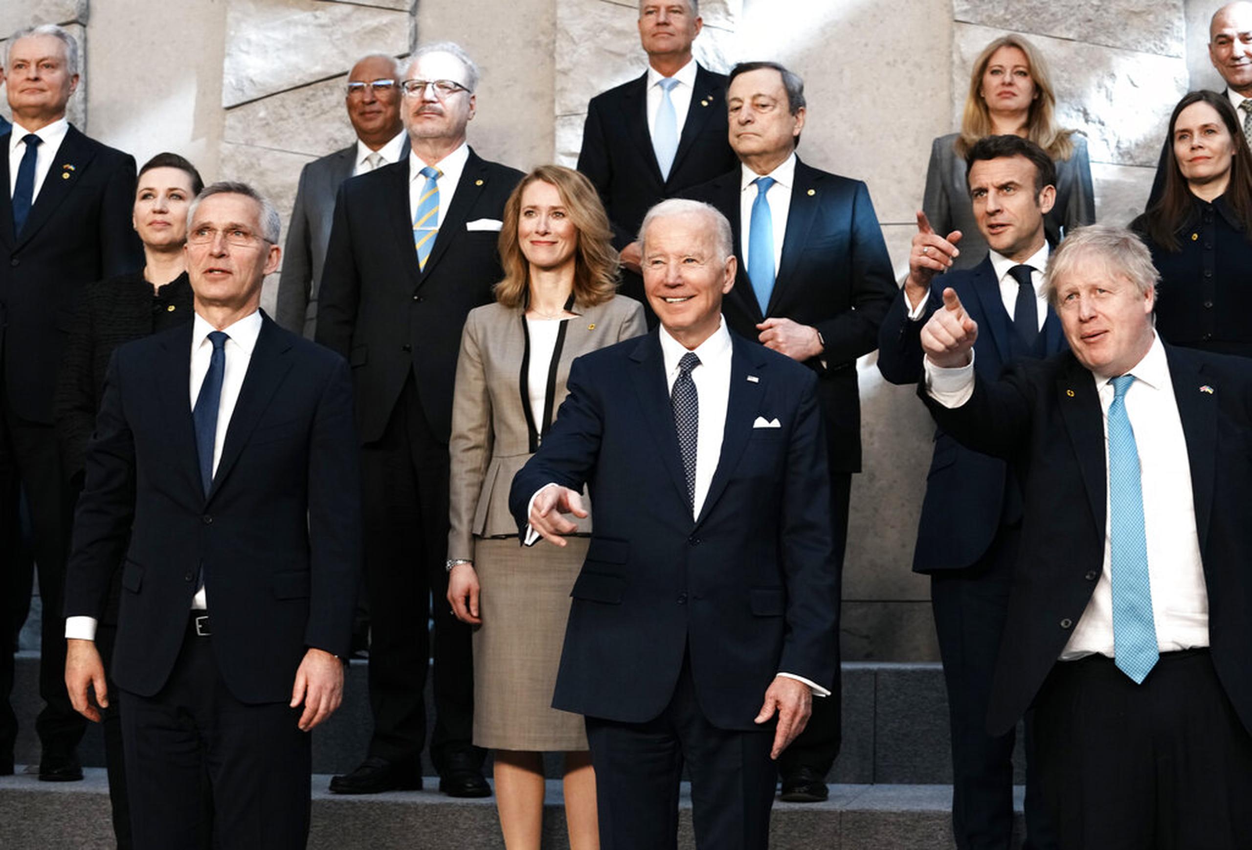 El secretario general de la OTAN, Jens Stoltenberg; el presidente de Estados Unidos, Joe Biden; el presidente de Francia, Emmanuel Macron; y el primer ministro de Reino Unido, Boris Johnson, posan durante una foto grupal durante la cumbre extraordinaria de la OTAN el 24 de marzo de 2022 en Bruselas, Bélgica.