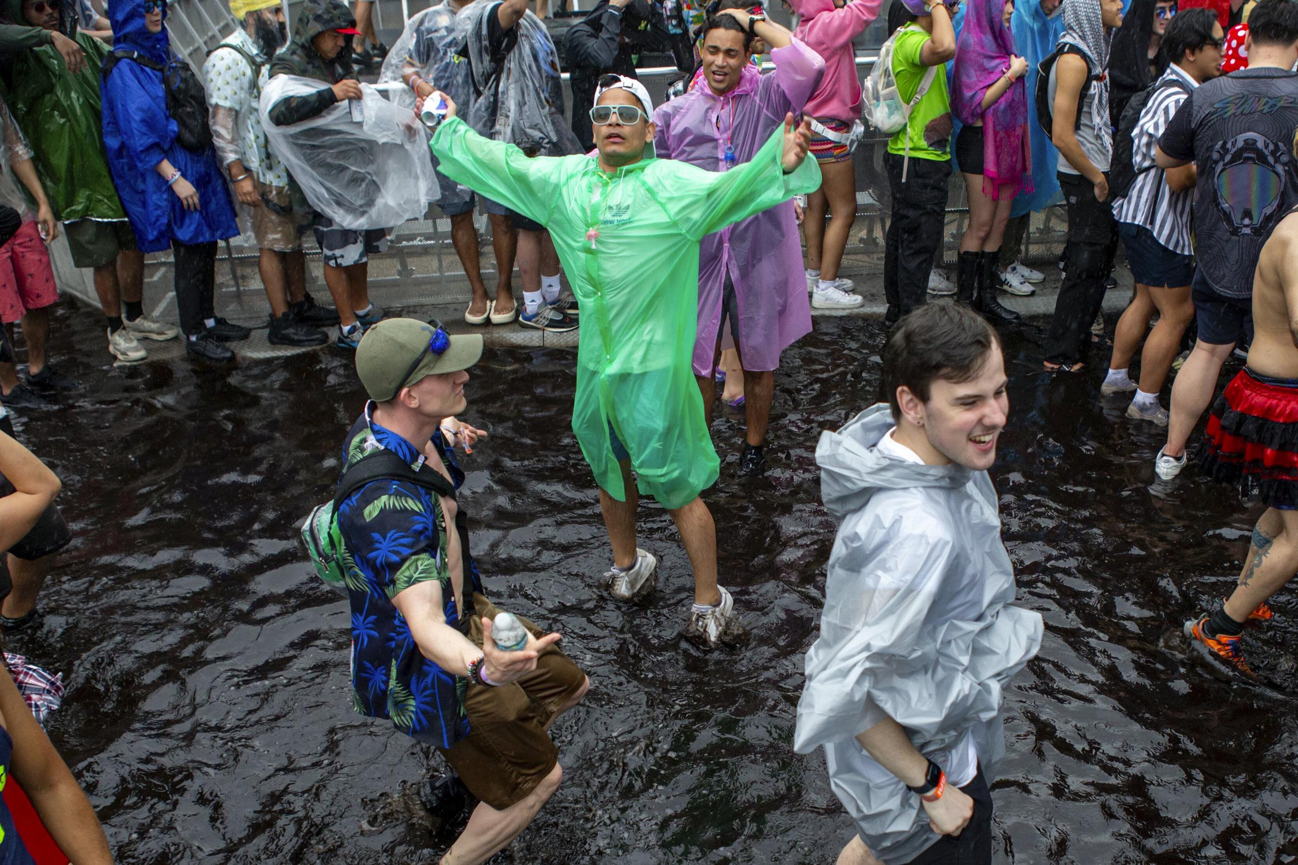 La lluvia no impidió que muchos de los asistentes al Ultra Music Festival, en el Bayfront Park de Miami, continuaran como si nada.
