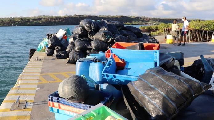 Fotografía cedida por el Parque Nacional Galápagos de la última campaña de recogida de basuras marinas en varias de las islas del Archipiélago Galápagos (Ecuador).