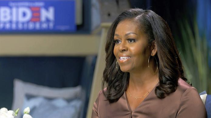 Michelle Obama instó a los votantes negros y mestizos, así como a todos los votantes jóvenes que están considerando no participar en las elecciones, a que salgan a votar porque “no podemos darnos el lujo de asumir que las cosas van a salir bien”.