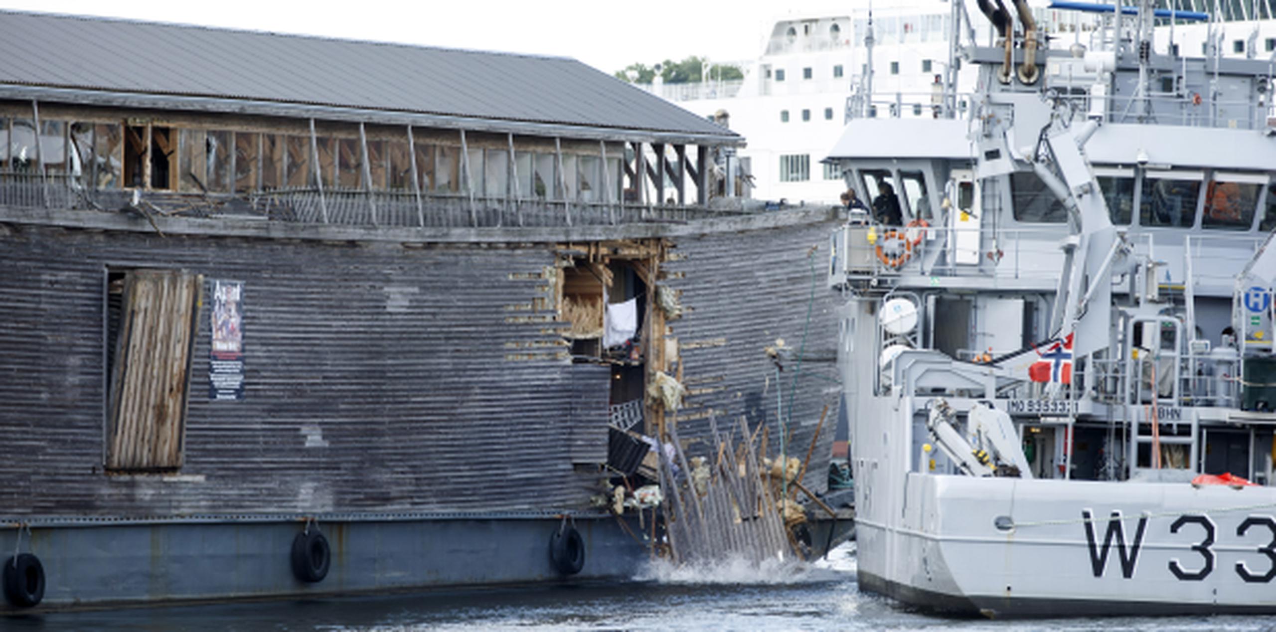 Fotos difundidas por la agencia de noticias NTB mostraron al barco de madera con un agujero enorme por encima de la línea de flotación.  (AP)