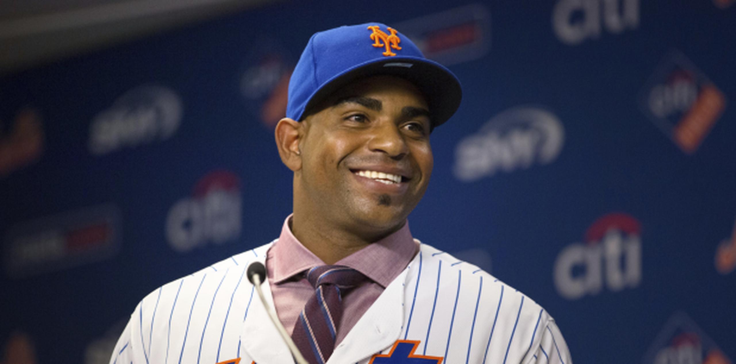 Céspedes sonríe durante la conferencia de prensa de su nuevo contrato con los Mets. (Prensa Asociada)