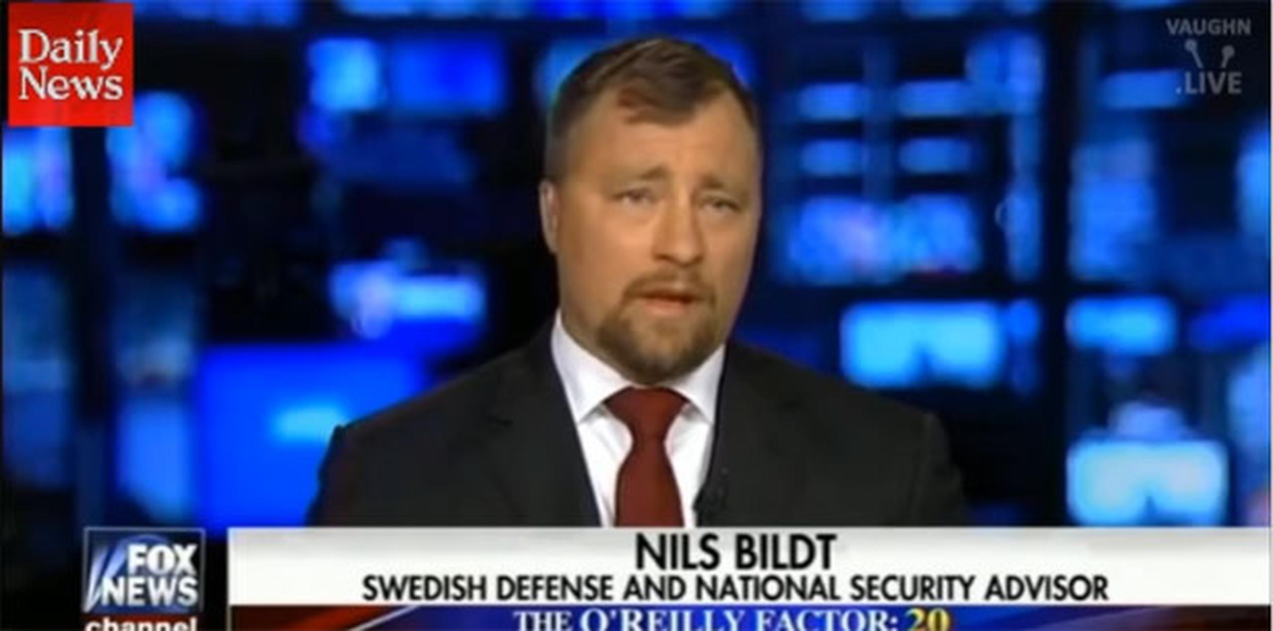 El jueves, el comentarista de Fox News Bill O'Reilly condujo una mesa redonda al aire sobre inmigración y la delincuencia en Suecia, en la que participaron un periodista sueco y un hombre identificado en pantalla y verbalmente como el "asesor sueco de defensa y seguridad nacional" Nils Bildt. (Youtube)