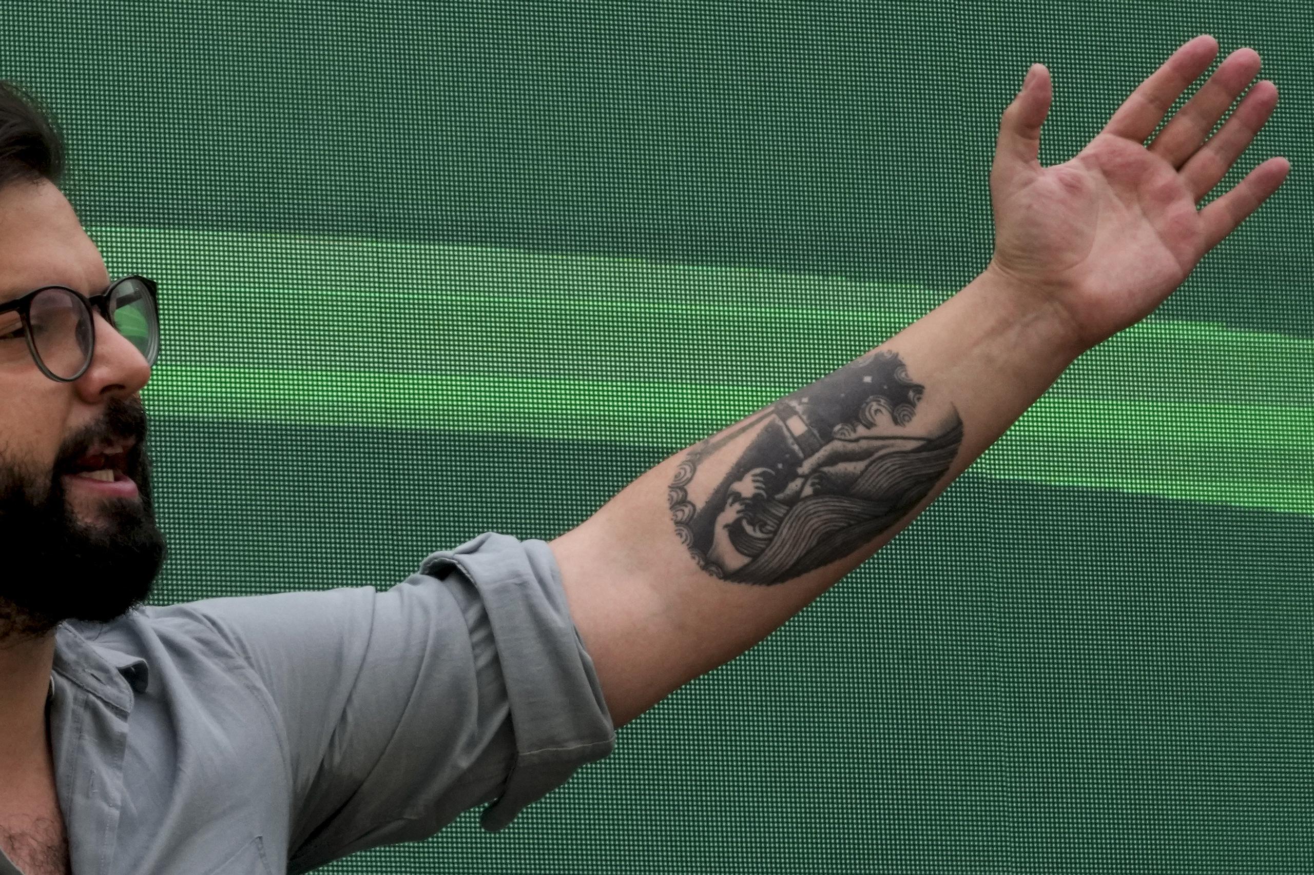 El tatuaje en el brazo del ahora presidente electo muestra la famosa ruta marítima en el sur de Chile, de donde proviene Boric. (Foto AP / Esteban Felix)