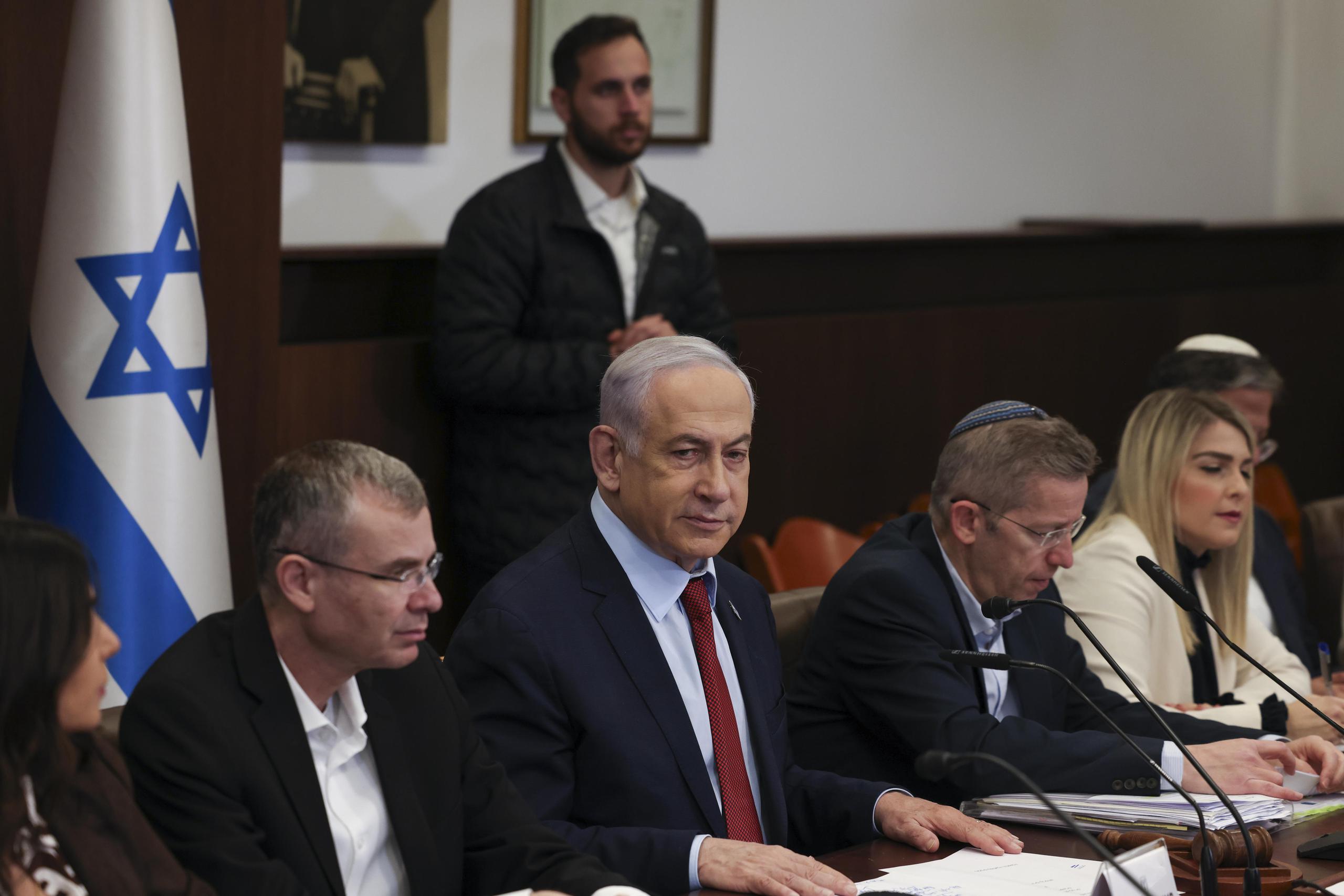 El primer ministro israelí, Benjamín Netanyahu, en la reunión de su gabinete, este 10 de diciembre. EFE/EPA/RONEN ZVULUN / POOL
