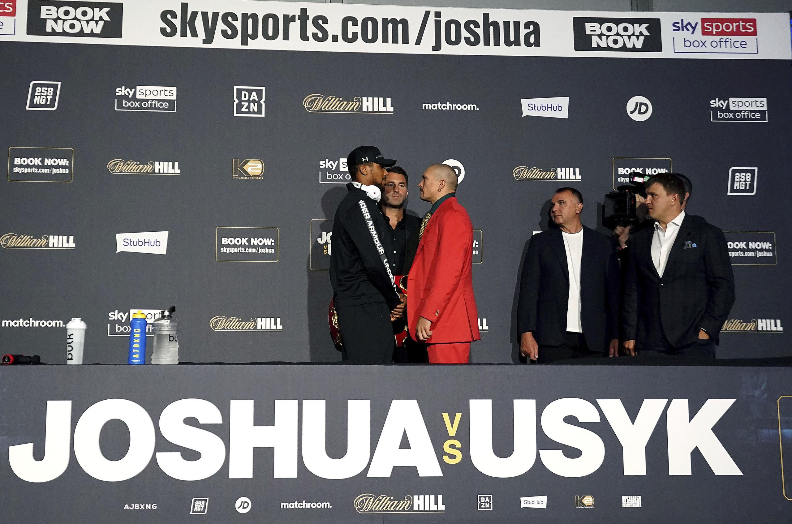 El boxeador británico Anthony Joshua, izquierda, se encara con su rival ucraniano Oleksandr Usyk, centro a la derecha, durante una conferencia de prensa en el estadio Tottenham Hotspur de Londres.