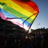Asesinan mujer en medio de disputa por una bandera del orgullo gay