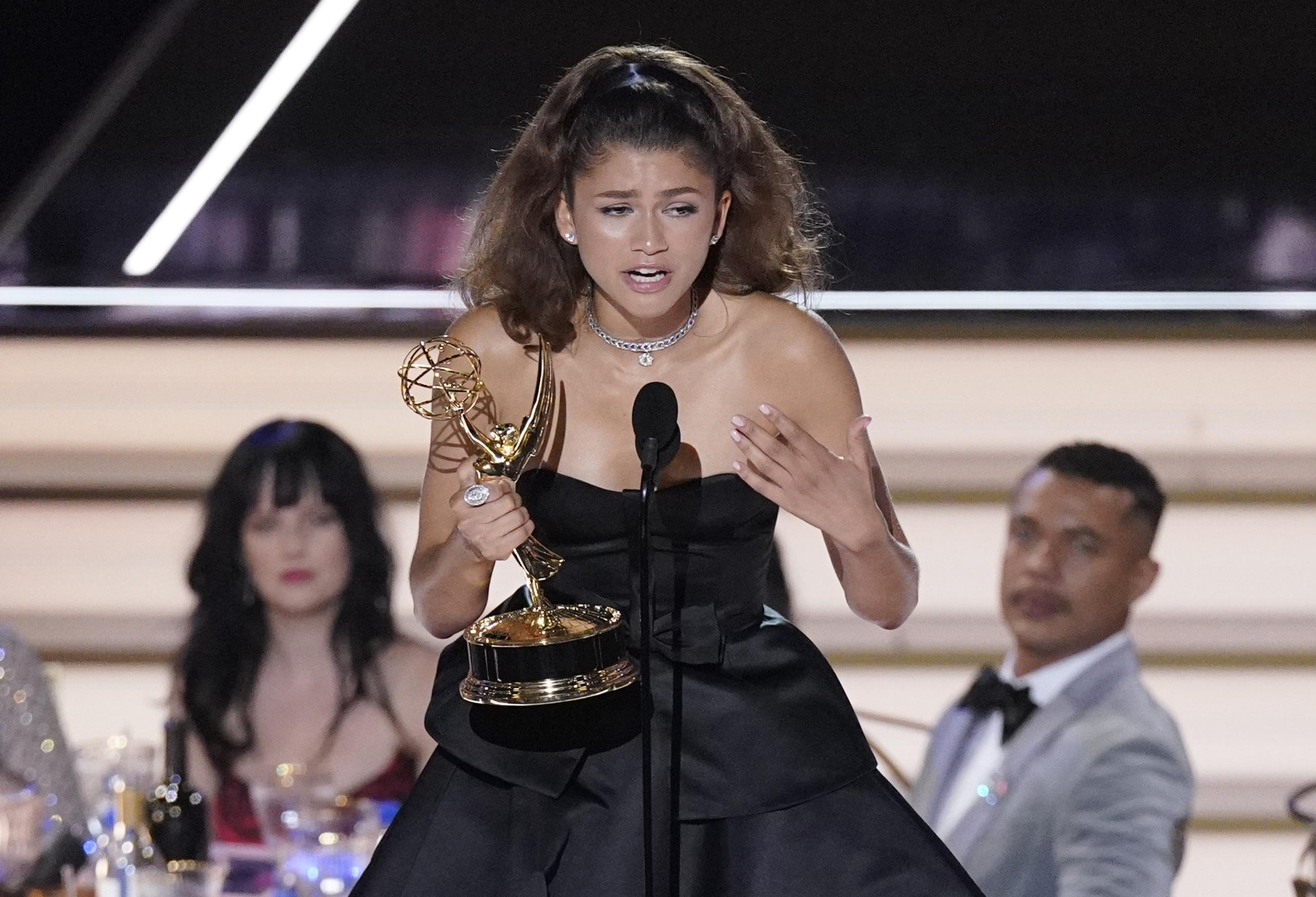 Zendaya recibe el Emmy a mejor actriz en una serie de drama por "Euphoria" en la 74a entrega de los Premios Emmy el lunes 12 de septiembre de 2022 en el Teatro Microsoft en Los Angeles. (Foto AP Mark Terrill)