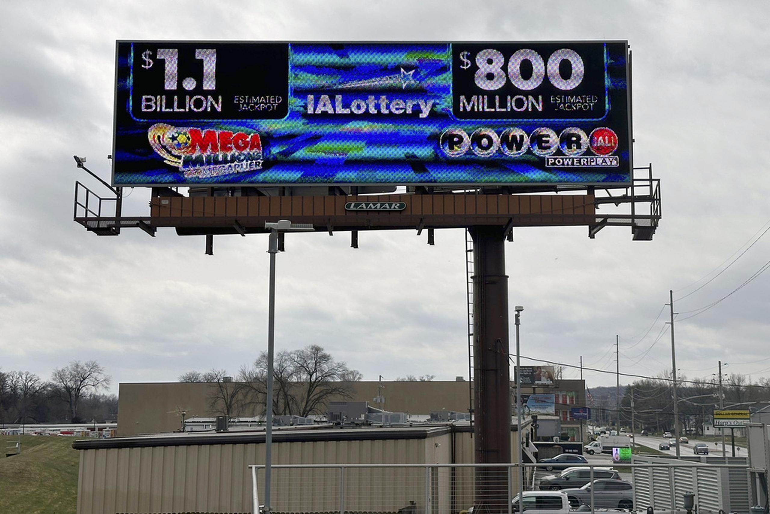 Un letrero electrónico anuncia los botes en los sorteros de las loterías Mega Millions y Powerball el 25 de marzo de 2024 en Des Moines, Iowa.