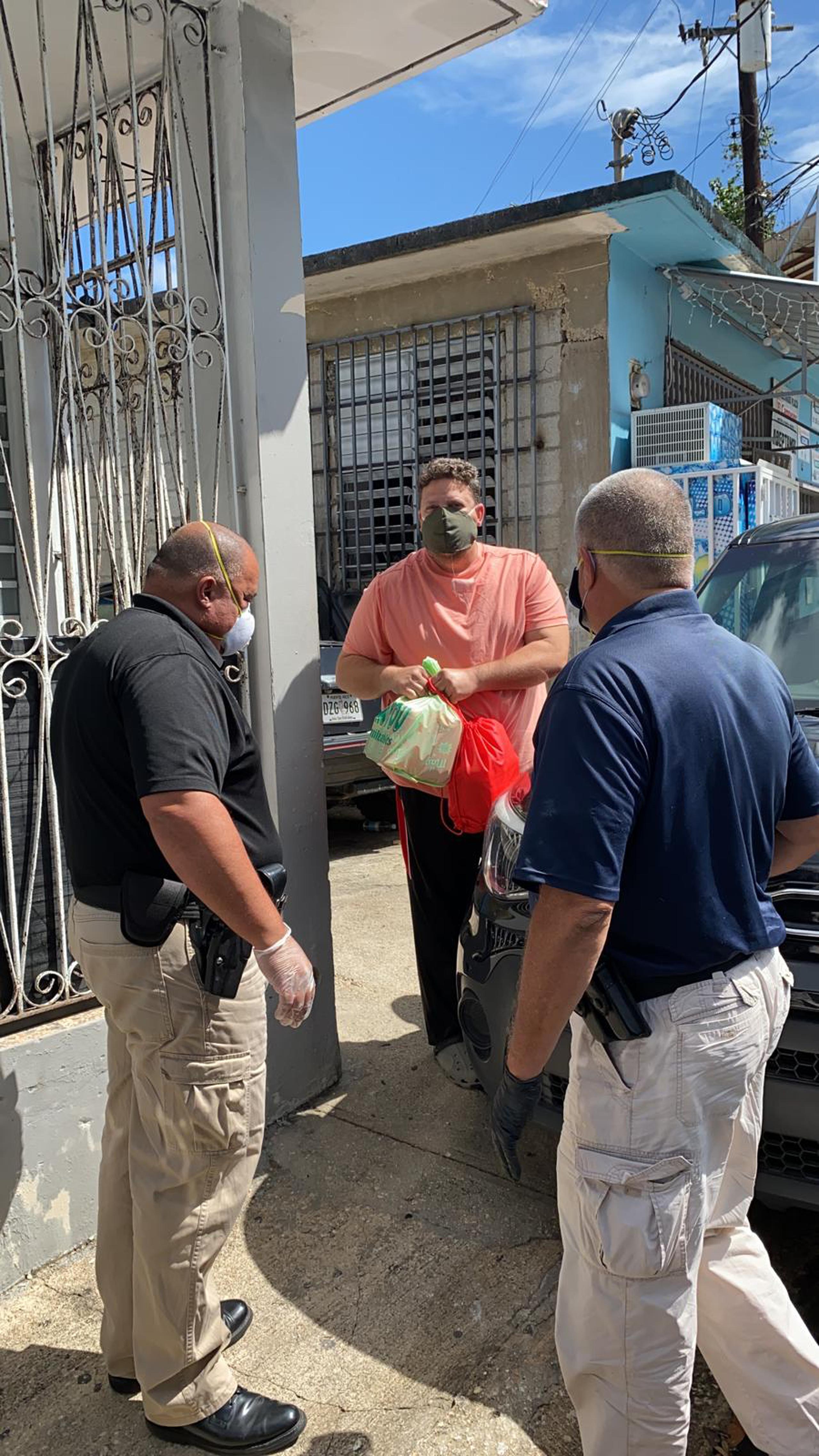 Policías reparten compras en Arecibo, Morovis y Manatí Primera Hora