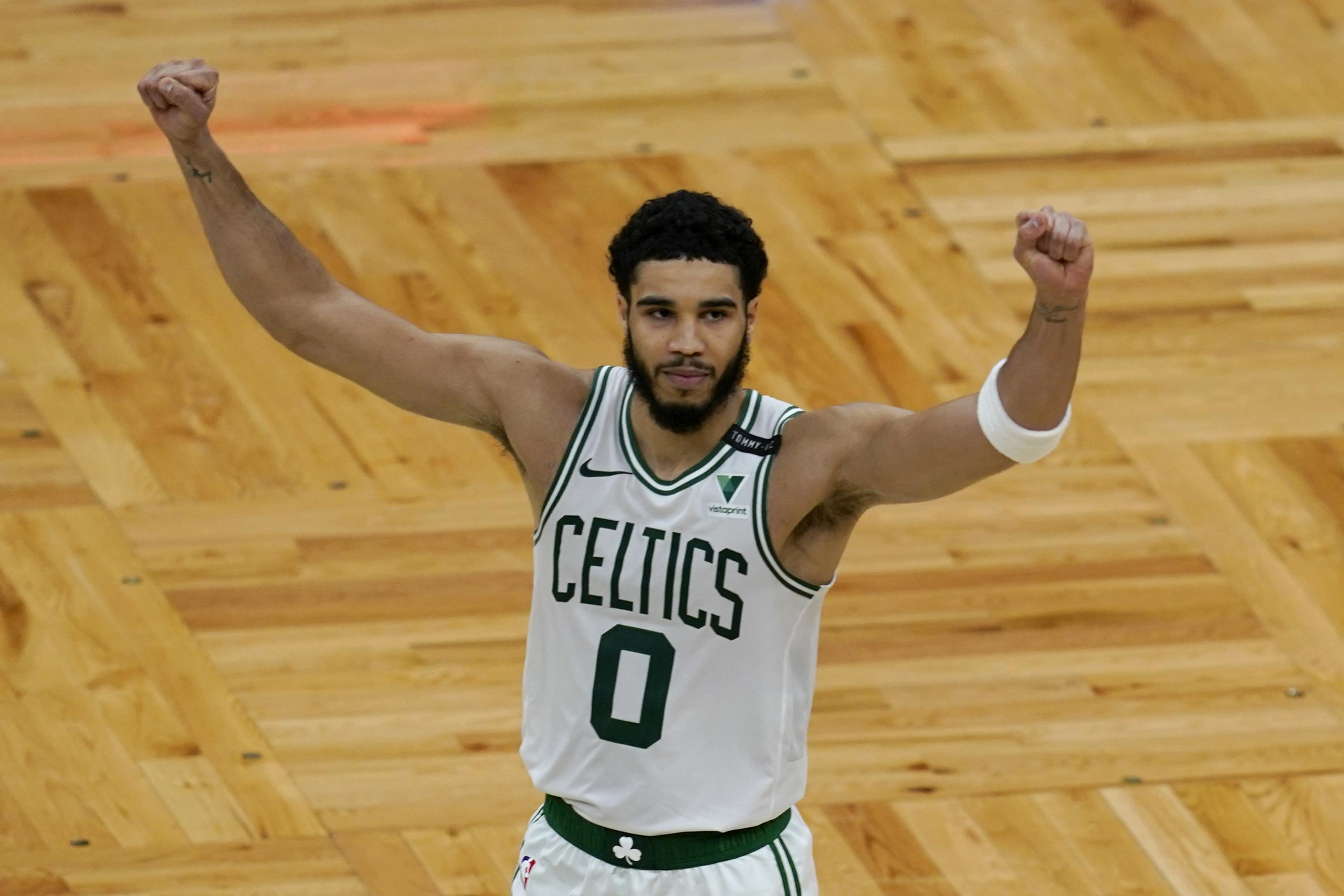 Jayson Tatum celebra la victoria de los Celtics sobre los Spurs.