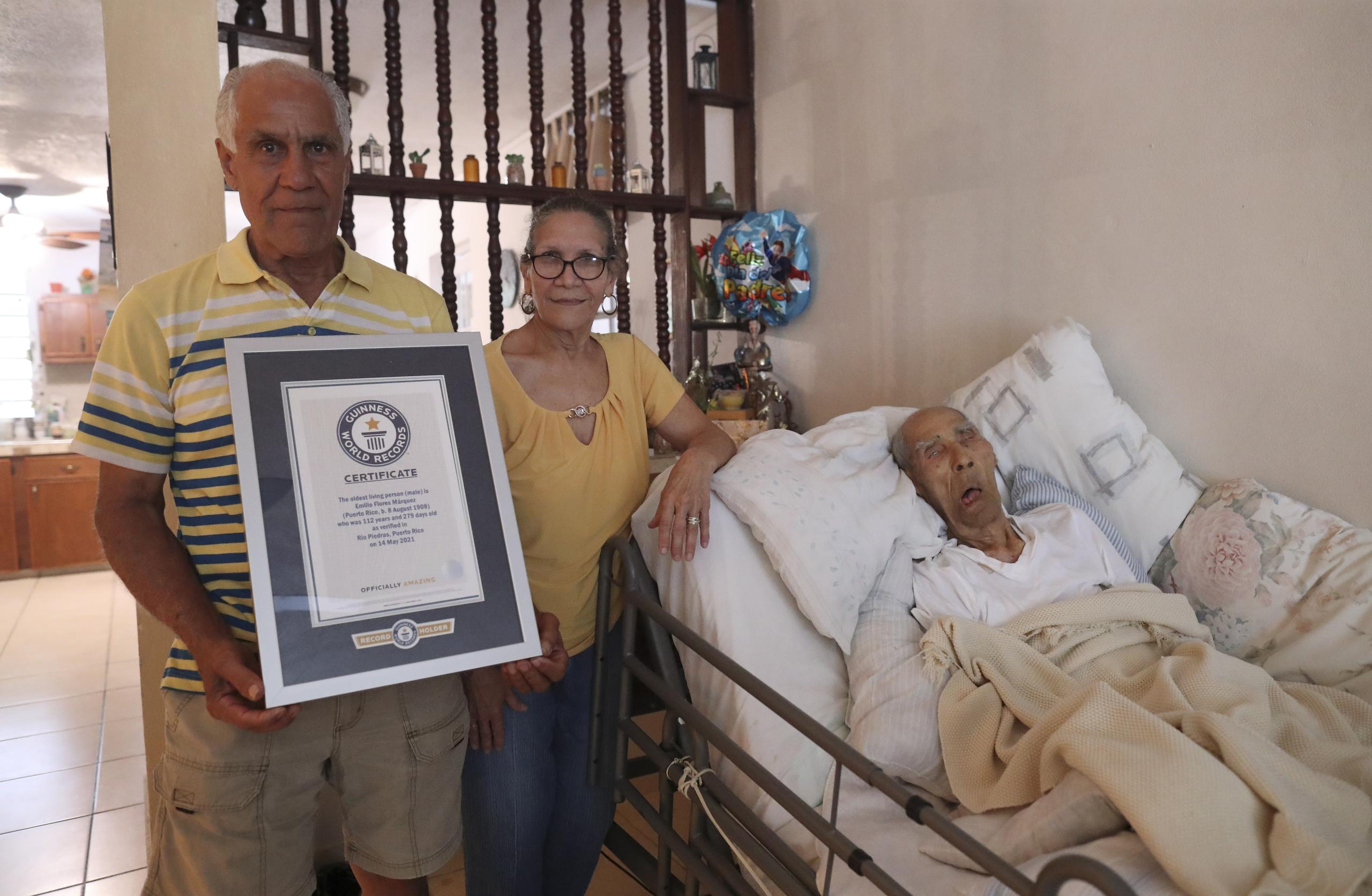 Tirsa y Emilio Flores, hijos de don Emilio Flores Márquez, junto a su padre, el hombre más longevo del mundo.