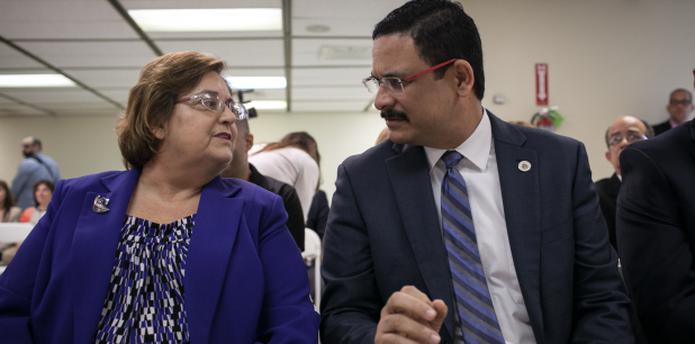 La jueza presidenta Liana Fiol Matta conversa con el presidente dela UPR, Uroyoán Walker. (GFRMEDIA/ALBERTO BARTOLOMEI)
