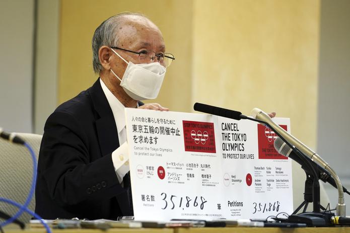El abogado Kenji Utsunomiya, un representante del grupo antiolimpiadas, sostiene un cartelón mostrando la cifra actual de firmas recogidas hasta el momento en clara oposición a la celebración de la justa de Tokio este verano próximo.