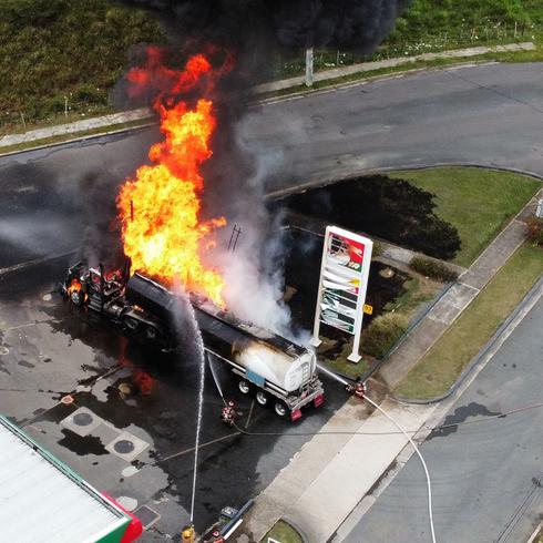 Impresionante vídeo del fuego en gasolinera de Canóvanas
