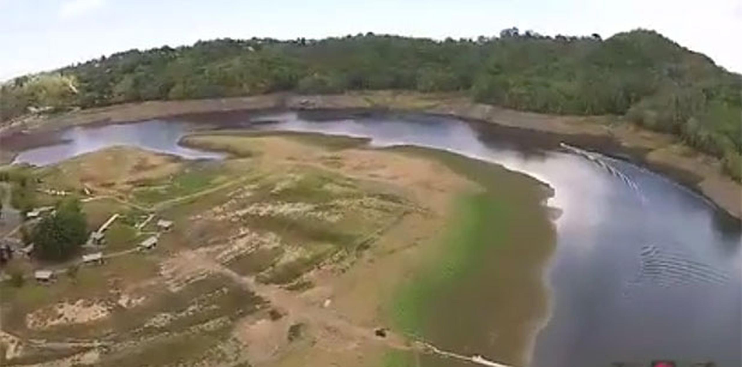 El vídeo publicado por el municipio en la red social de Facebook se muestra cómo ha quedado el embalse con la sequía extrema. (Facebook/Ciudad Autónoma de Toa Alta)