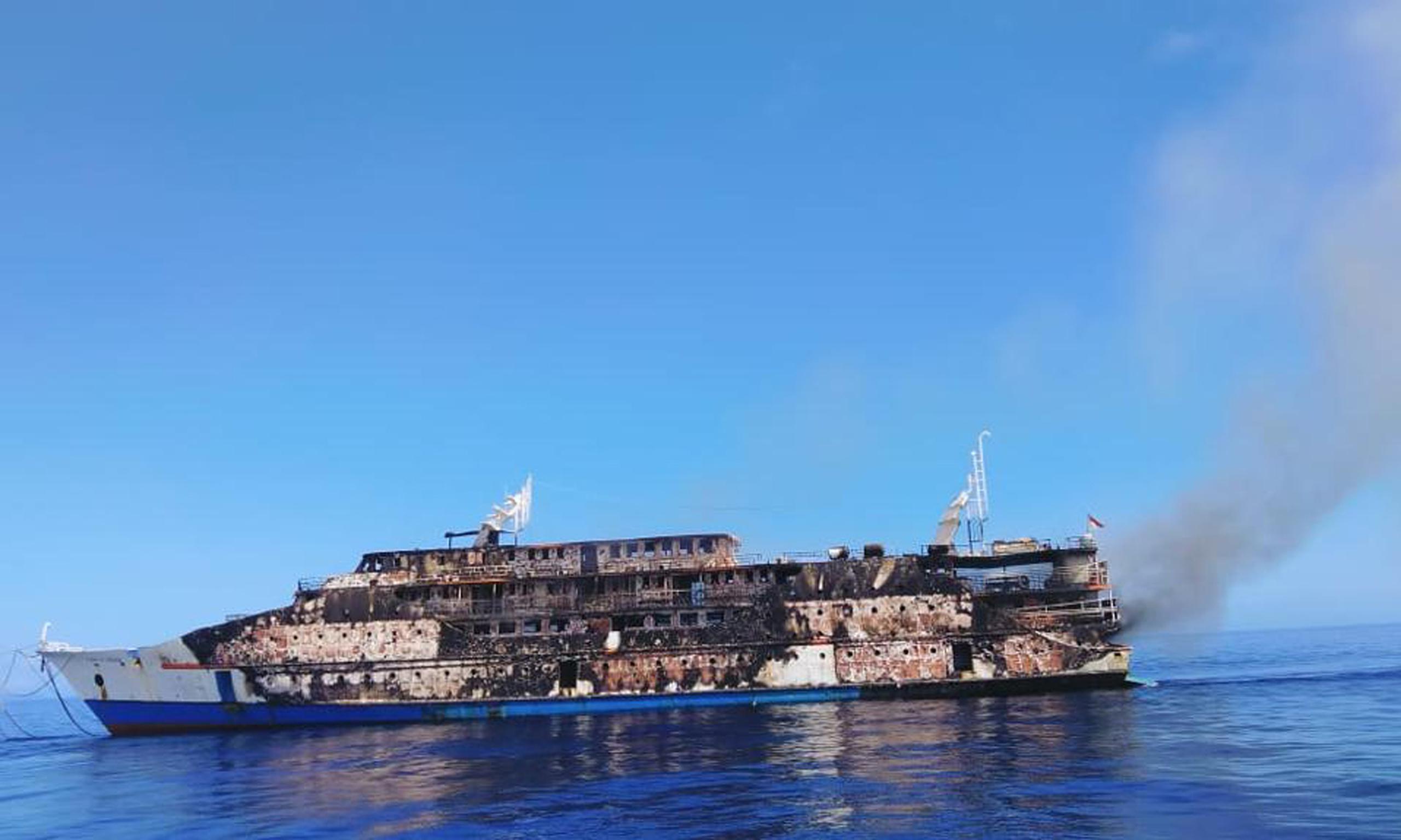 El ferry KM Karya Indah después de incendiarse en la costa de la isla Limafatola, Indonesia.