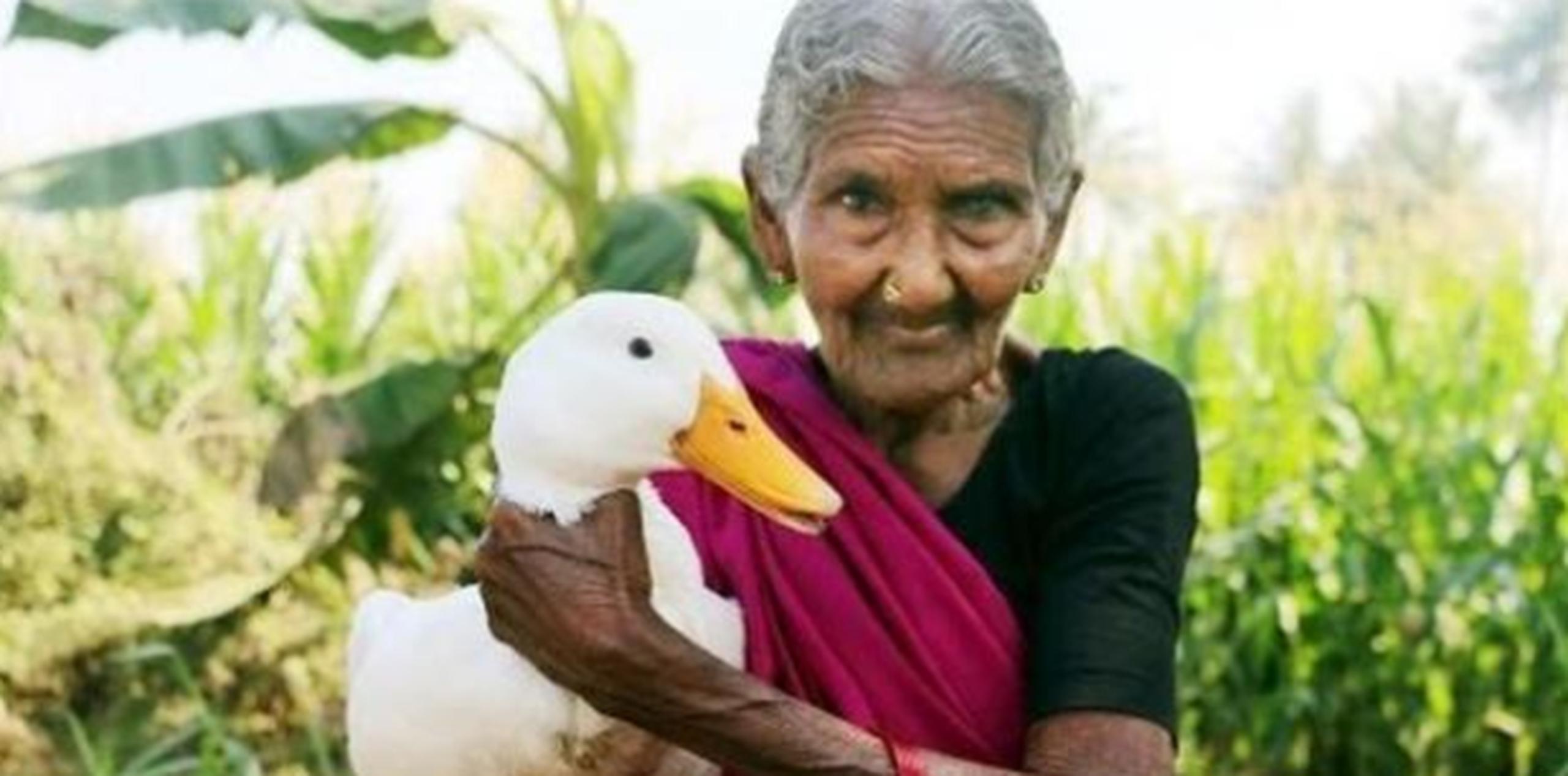 Mastanamma tiene 106 años y es una experimentada cocinera  que comparte su talento en YouTube gracias a su nieto Laxman K. Él filma y edita los vídeos que luego salen en "Country Foods", su canal. (Captura / YouTube)