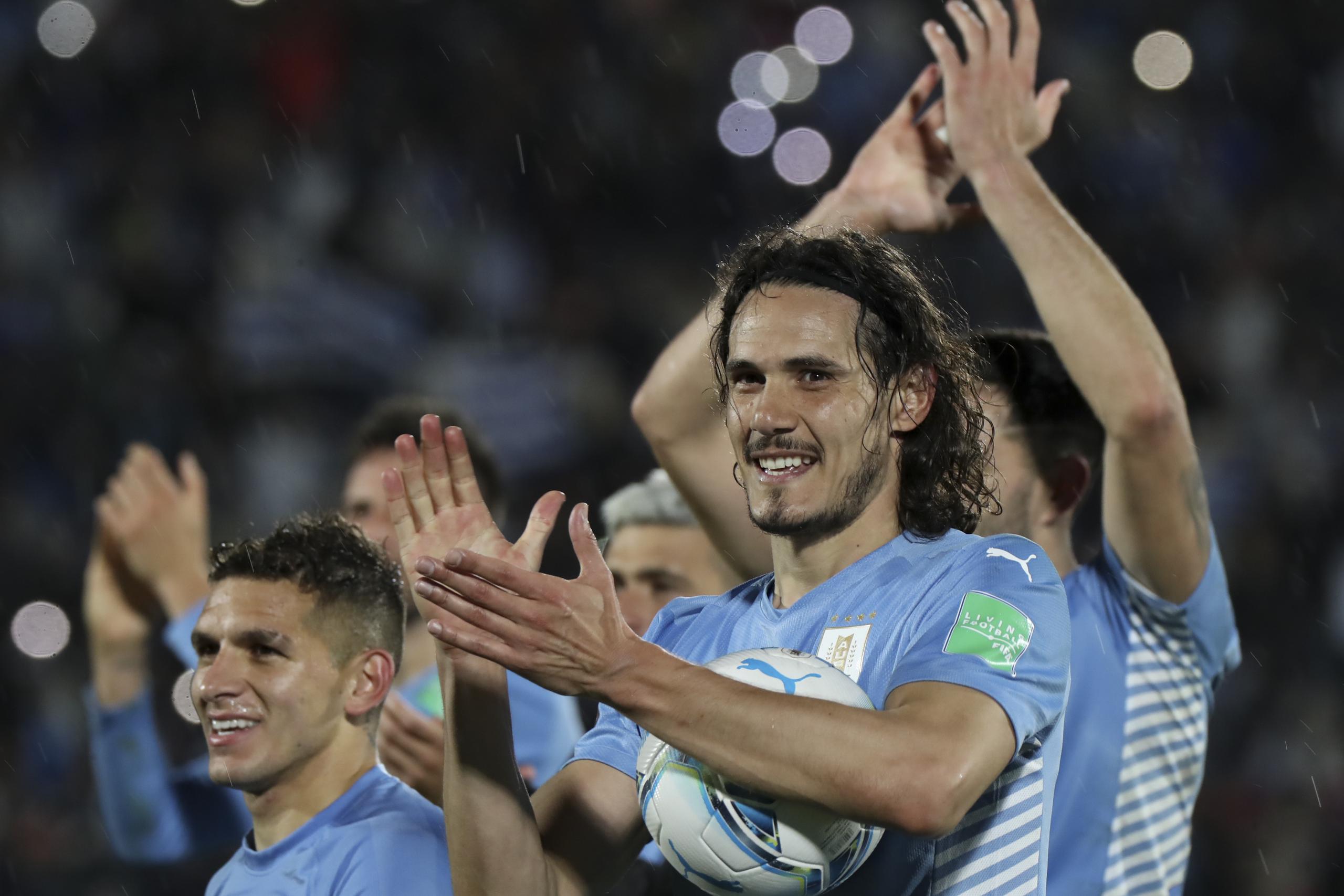 El uruguayo Edinson Cavani festeja el triunfo y la clasificación de su país al Mundial de Qatar 2022 el jueves tras vencer 1-0 a Perú.