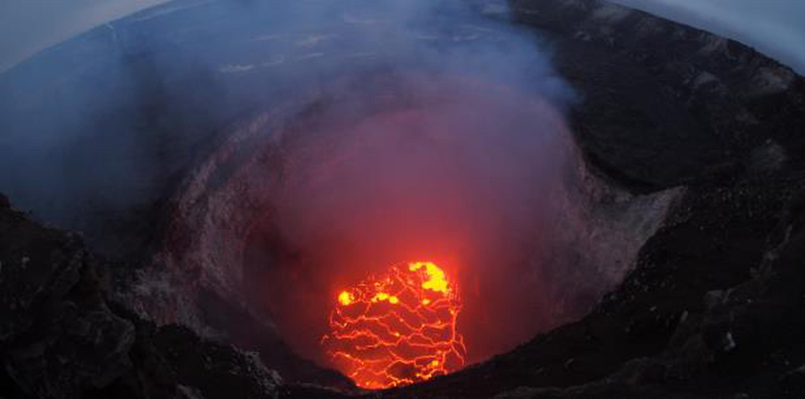 Cráter del volcán hawaiano Kilauea. (EFE / Servicio Geológico de Estados Unidos)