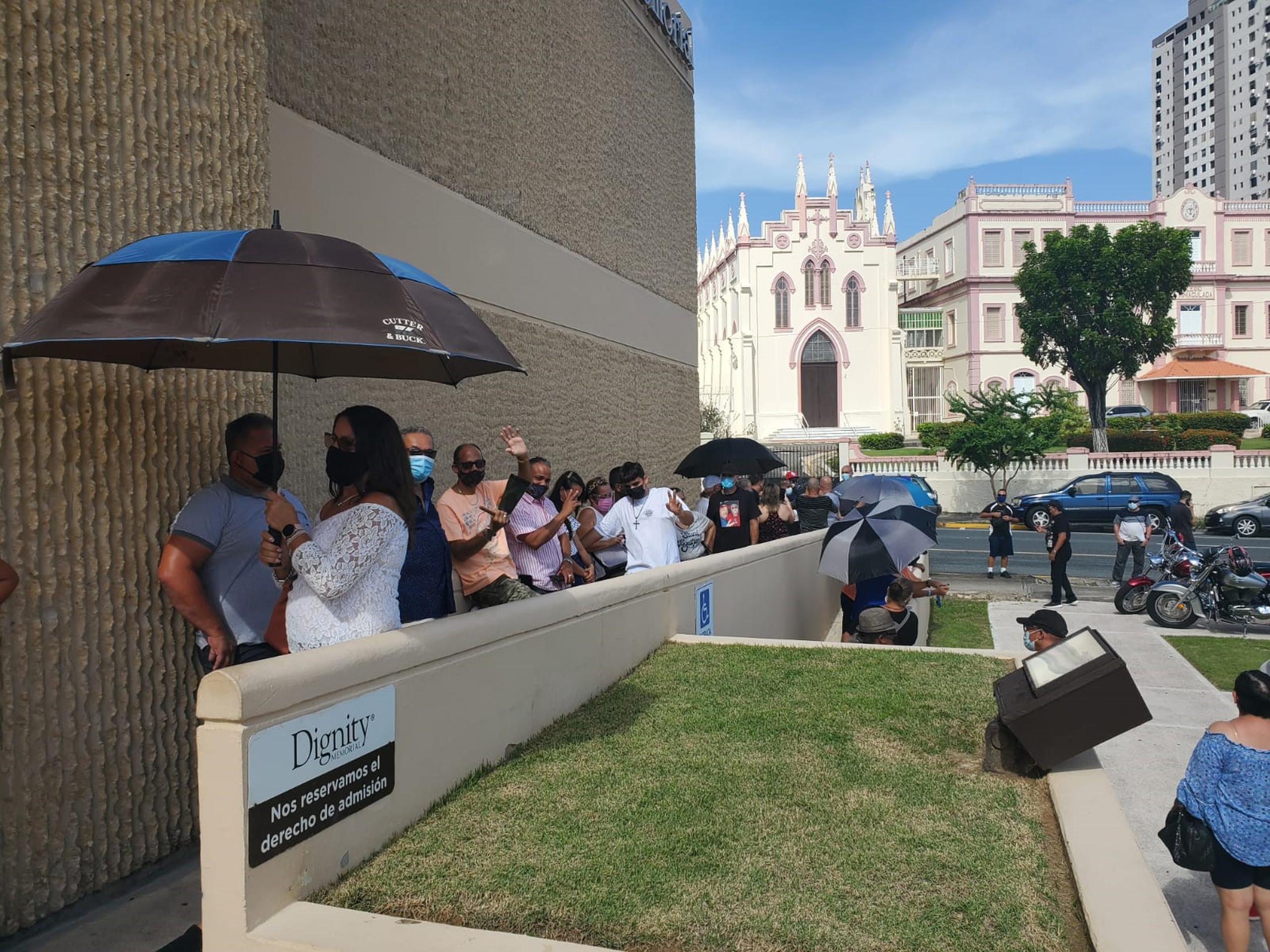 Fanáticos hacían fila a las afueras de la  Funeraria Puerto Rico Memorial.