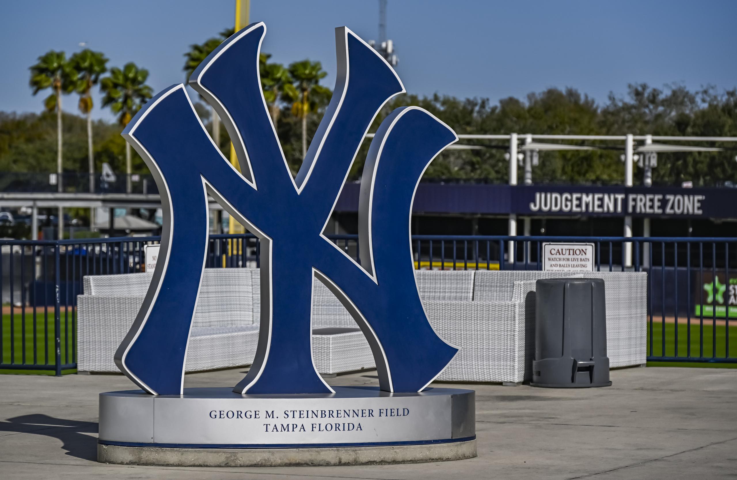 El complejo primaveral de los Yankees de Nueva York, en Tampa, Florida, luce vacío y cerrado debido a que los campos de entrenamientos no pueden efectuarse debido al paro laboral.