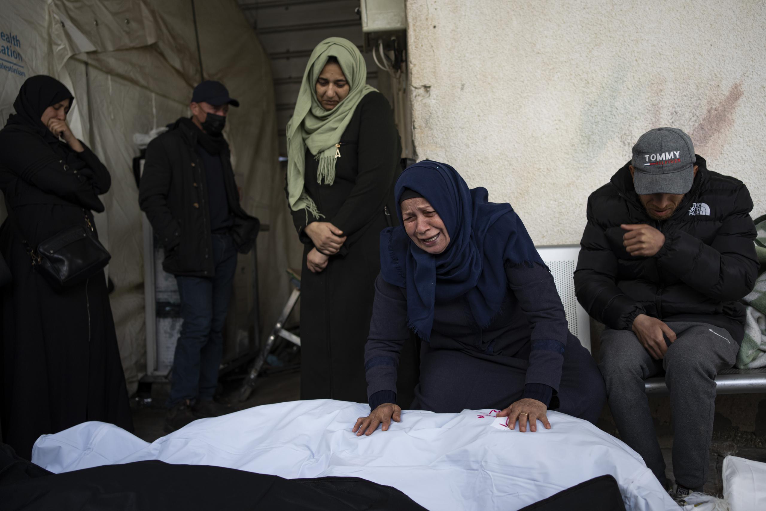 Palestinos lloran a sus familiares muertos en un bombardeo israelí en Rafah, en la Franja de Gaza.