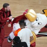 A McGregor no le sale bien pelea promocional con mascota del Heat y lo deja golpeado