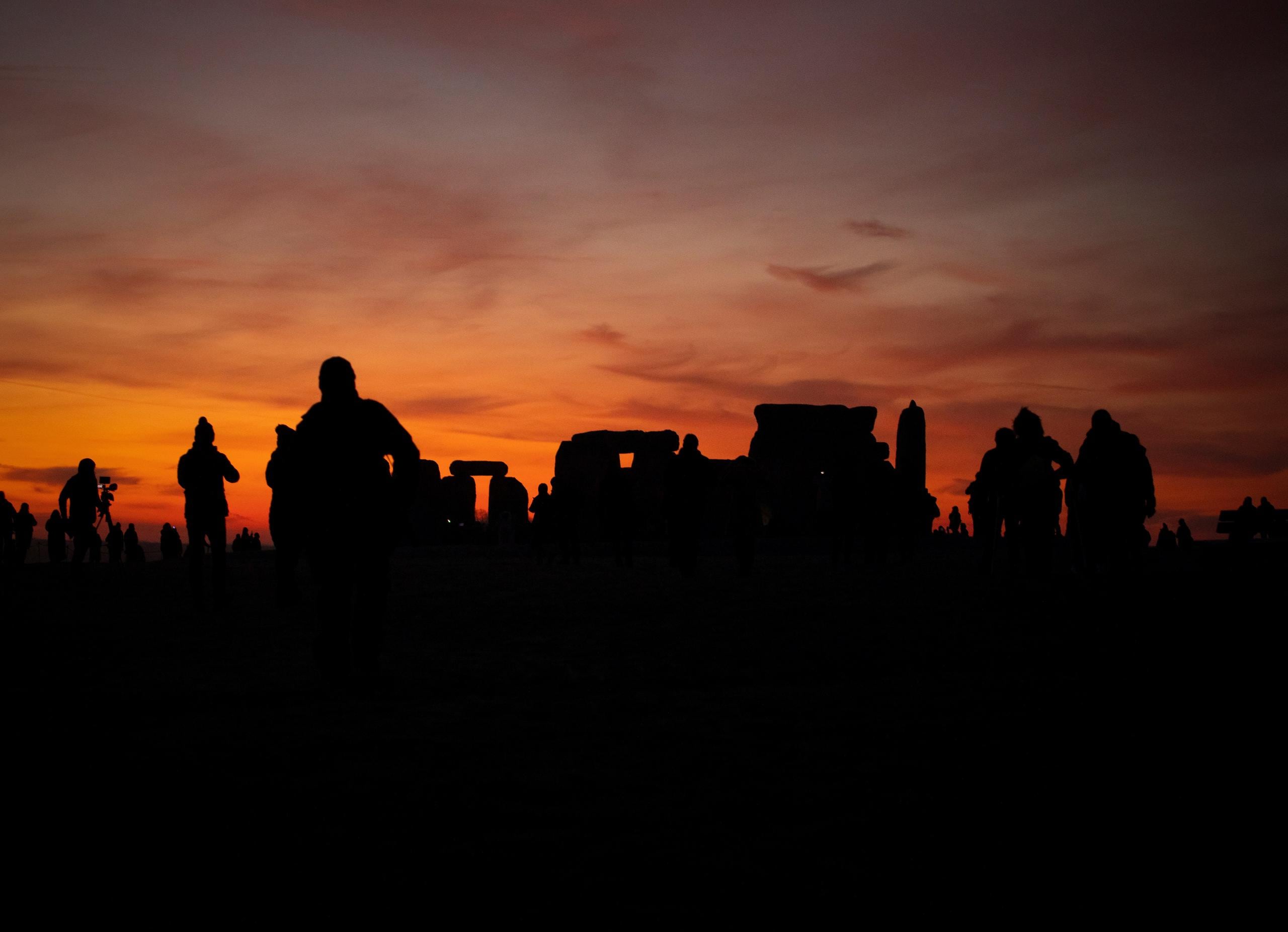 Celebración del solsticio de invierno en Stonehenge, en el Reino Unido. EFE/JON ROWLEY
