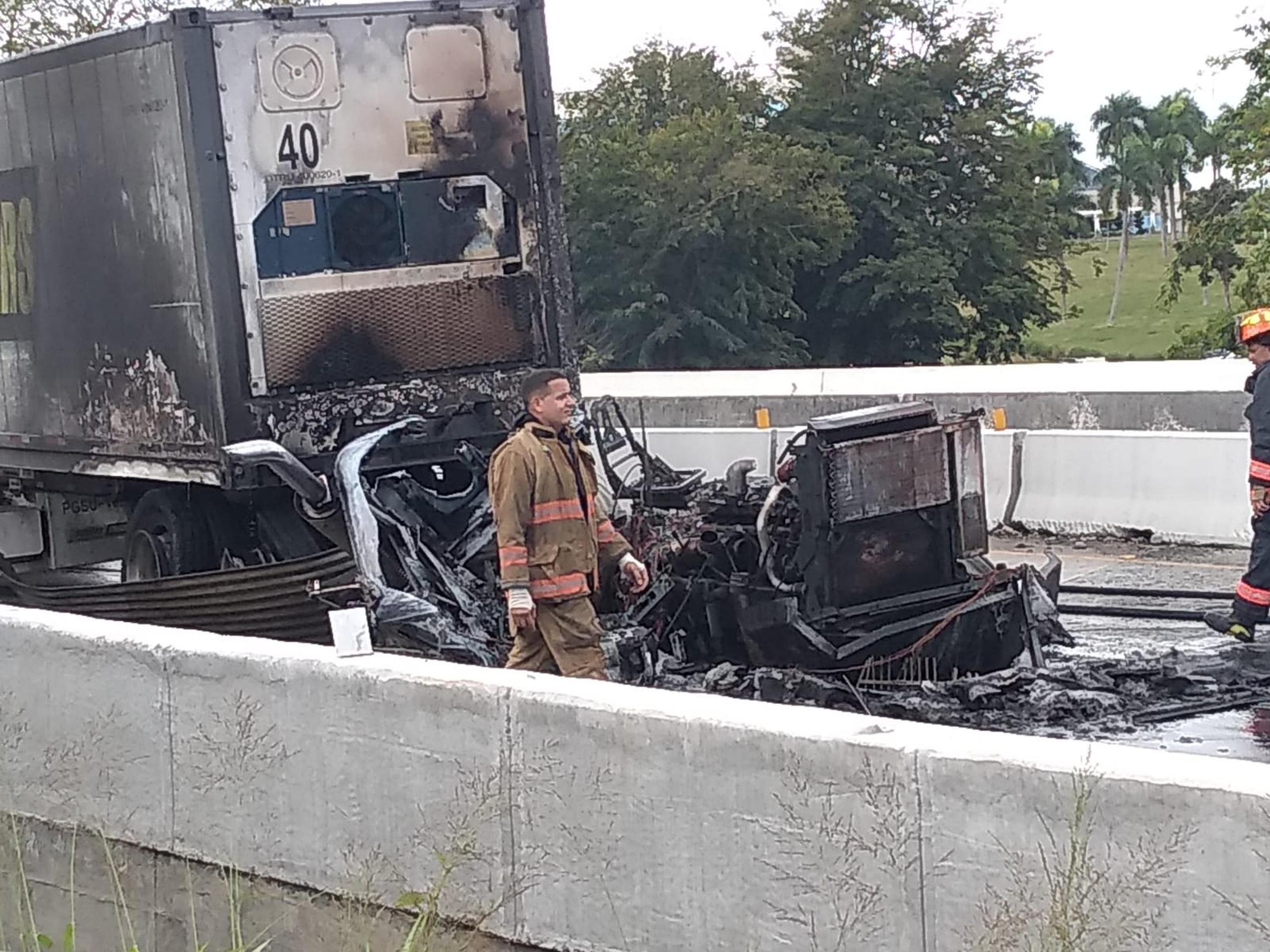 Un camión se incendió tras impactar la valla de hormigón en la autopista PR-52 sobre el puente de la carretera PR-177 en dirección hacia San Juan.