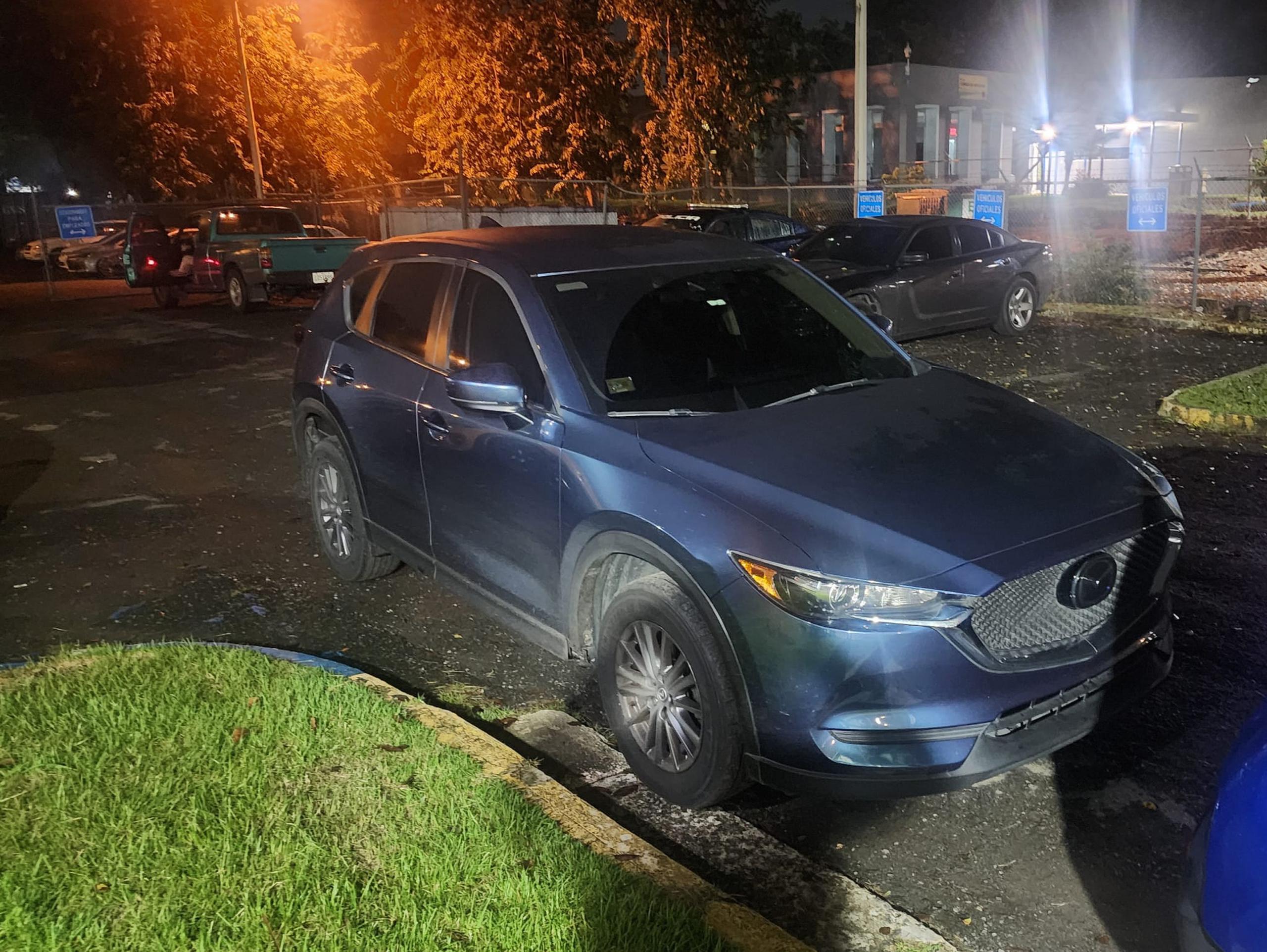 Mazda CX5, color azul y del 2021, con gravamen de desaparecido en el que arrestaron a tres sospechosos de "carjackings", armados.