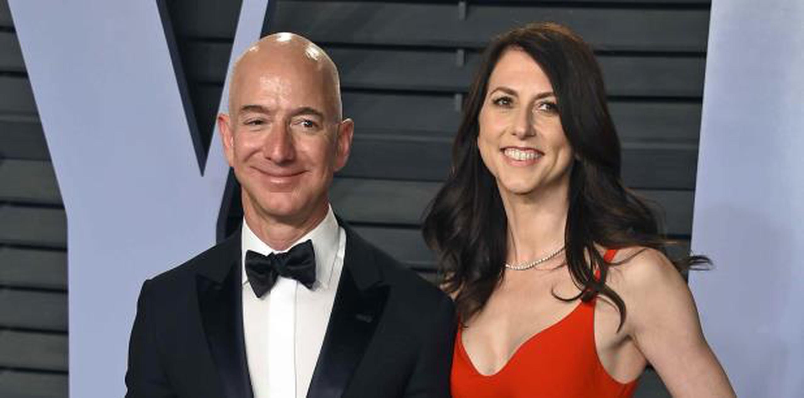 Jeff Bezos y MacKenzie anunciaron que se divorciarían en enero, justo antes de que el periódico National Enquirer publicara un artículo de que Bezos tenía un romance con una exconductora de televisión. (AP)