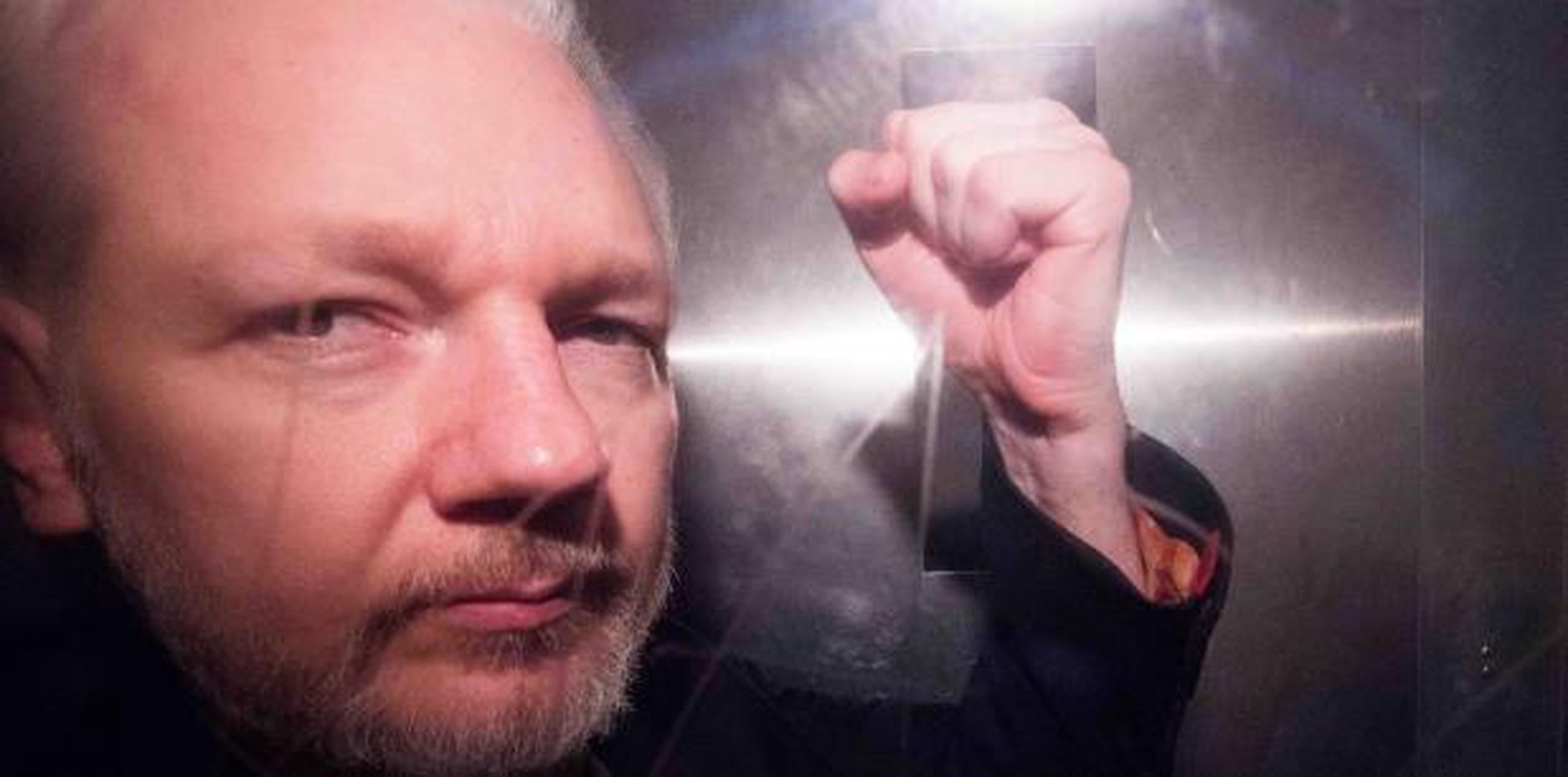 Assange, que lució un traje azul marino, tuvo algunas dificultades con el habla a la hora de confirmar su identidad y fecha de nacimiento, con titubeos, pausas y tartamudeos, de los que se han hecho eco los medios británicos.  (EFE)