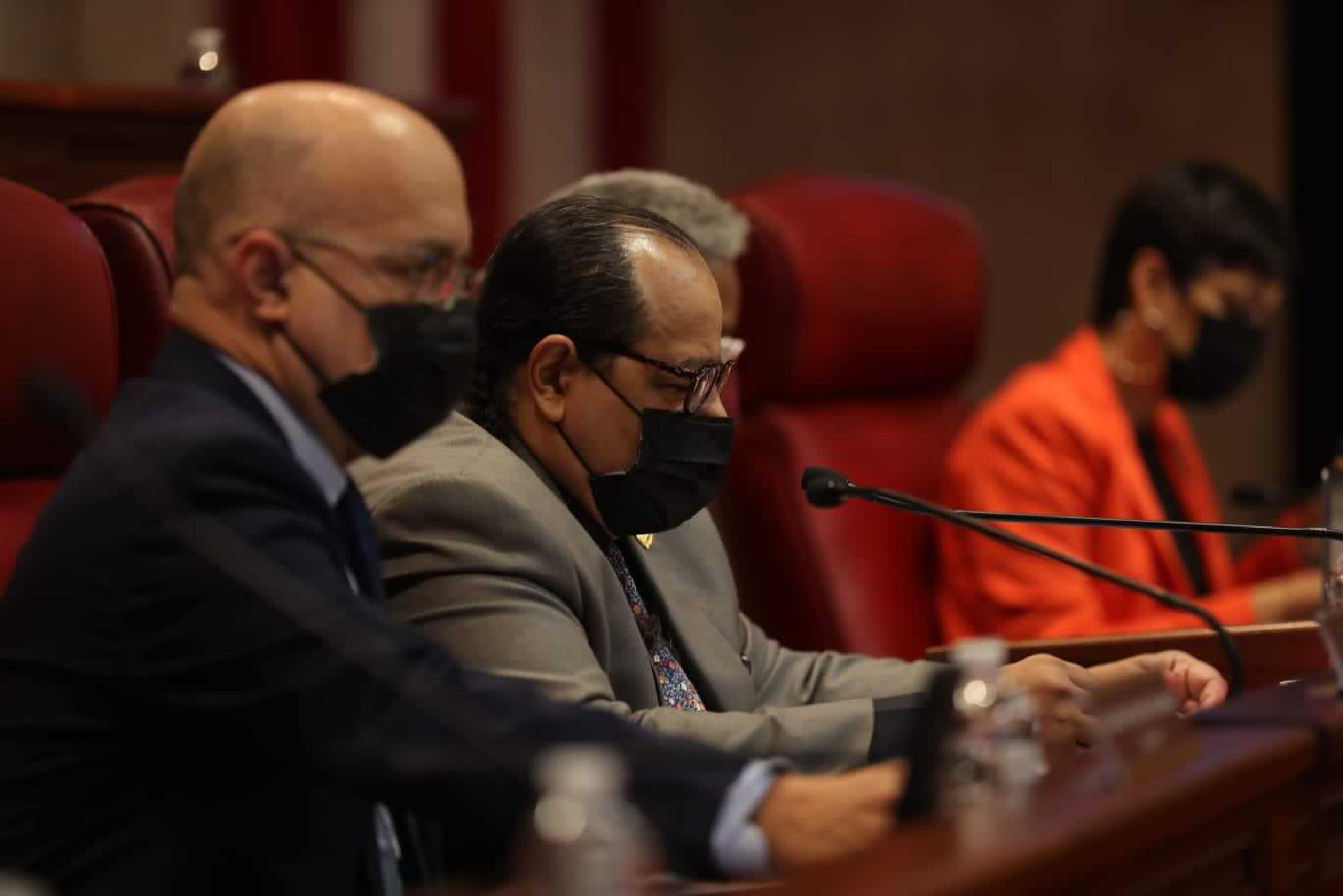 El senador José Vargas Vidot preside la vista sobre la medida que prohibiría las terapias de conversión.