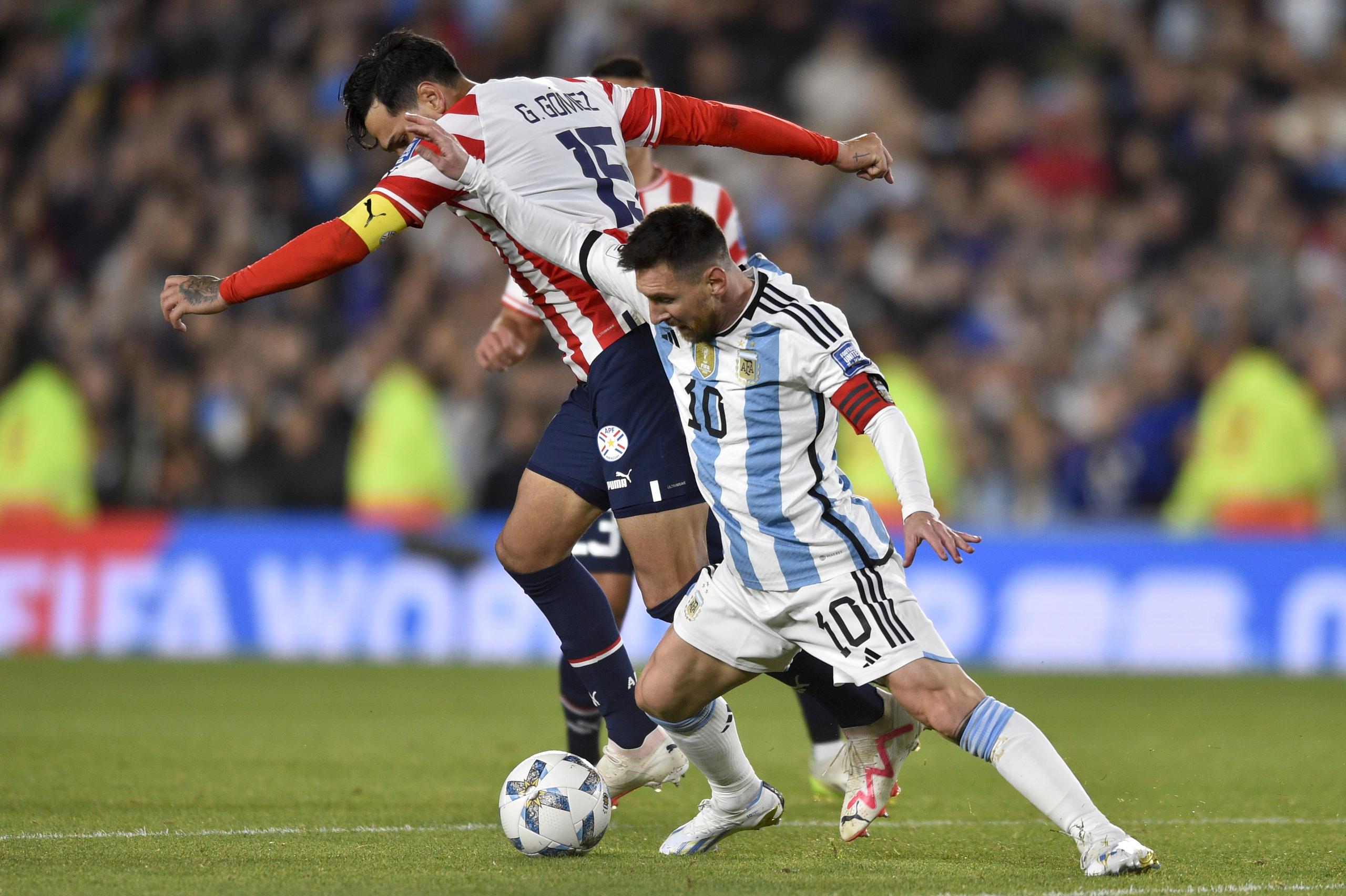 El argentino Lionel Messi pelea por el balón con el paraguayo Gustavo Gómez en el encuentro de la eliminatoria sudamericana a a Copa Mundial 2026 el jueves 12 de octubre del 2023.