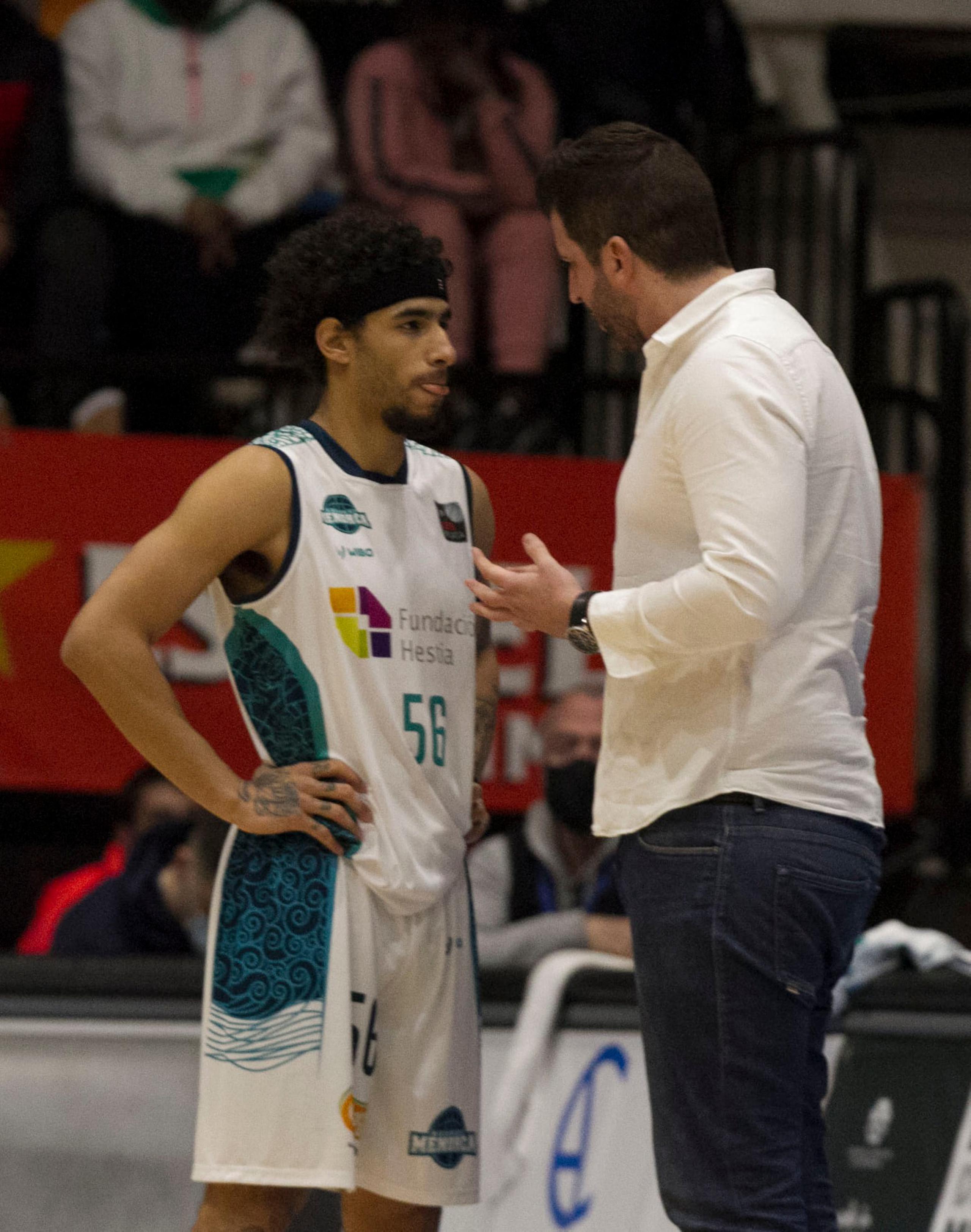 Jhivvan Jackson conversa con el dirigente del equipo Javier Zamora. (Antxon Castresana / Básquet Menorca)