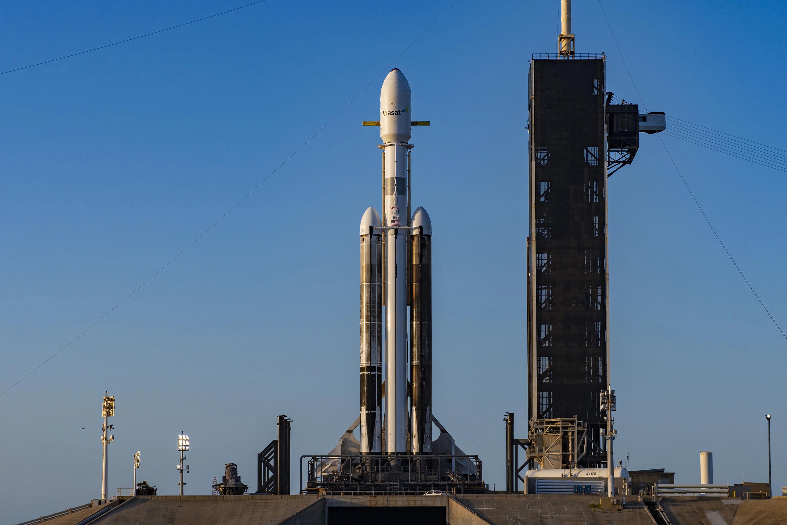 Fotografía cedida por SpaceX donde se aprecia el cohete Falcon que lleva la misión ViaSat-3 Americas instalado en la plataforma de lanzamiento LC-39A en Cabo Cañaveral, Florida. EFE/SpaceX
