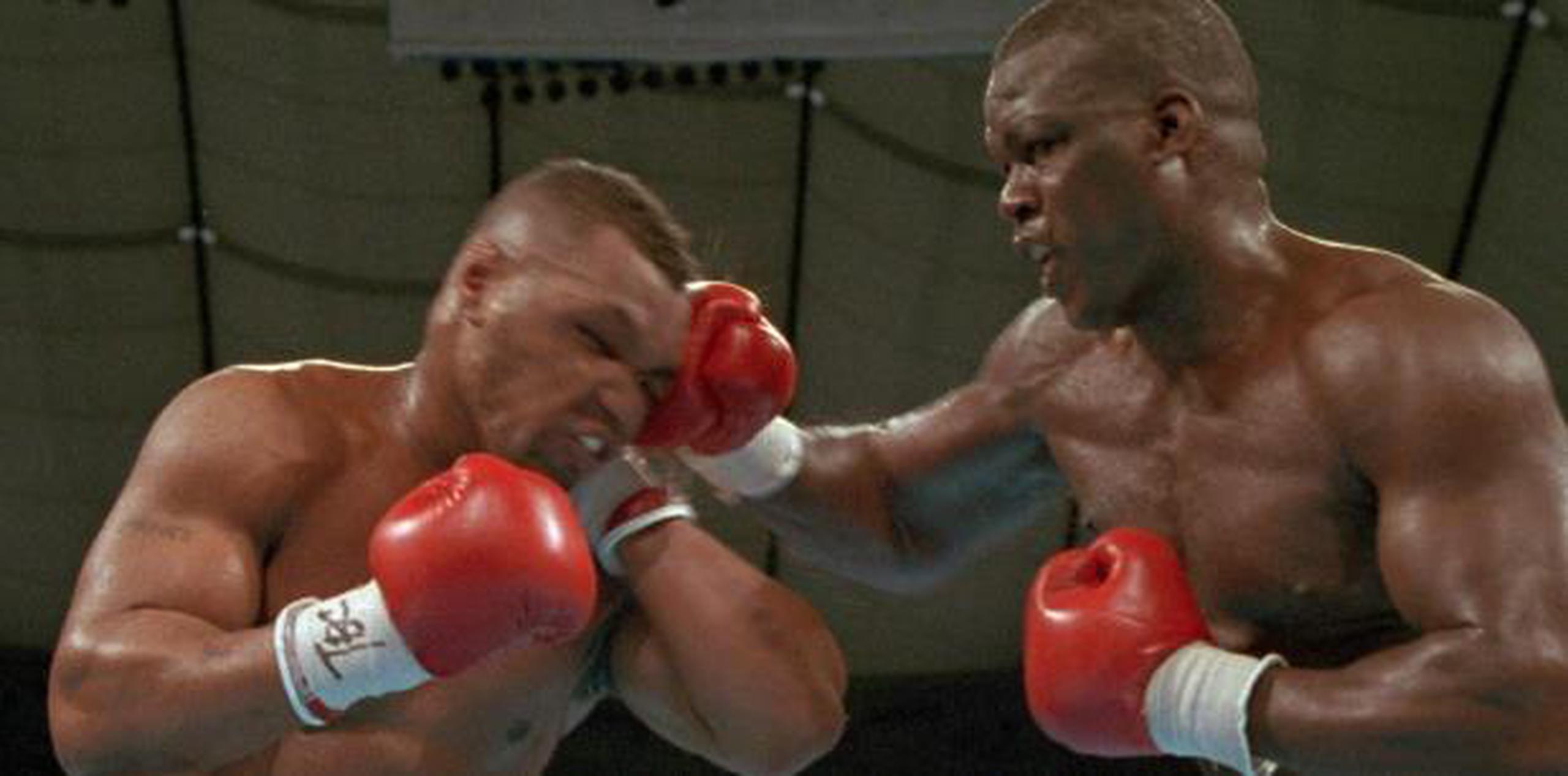 Buster Douglas noqueó en Tokio al hasta entonces invencible Mike Tyson. (AP)