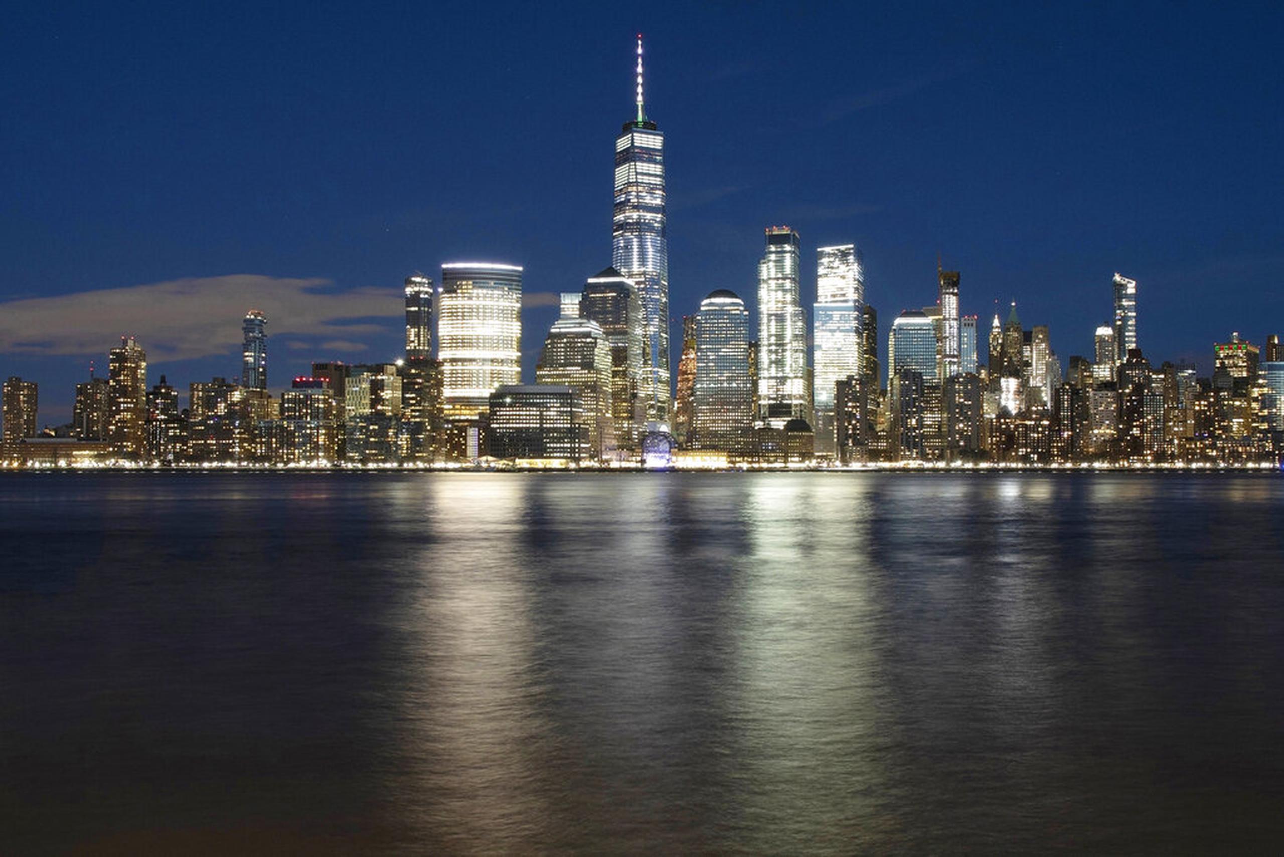 Vista del rascacielos One World Trade Center en Manhattan, Nueva York.