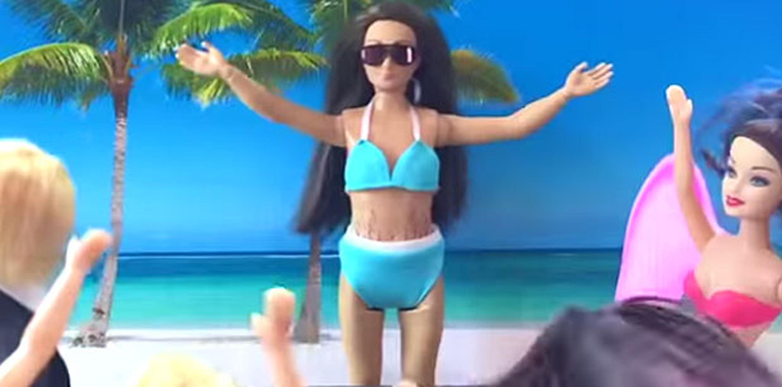 En el nuevo comercial, la muñeca muestra inseguridad al ver imágenes de la mujer "perfecta" en bikini. (Youtube)