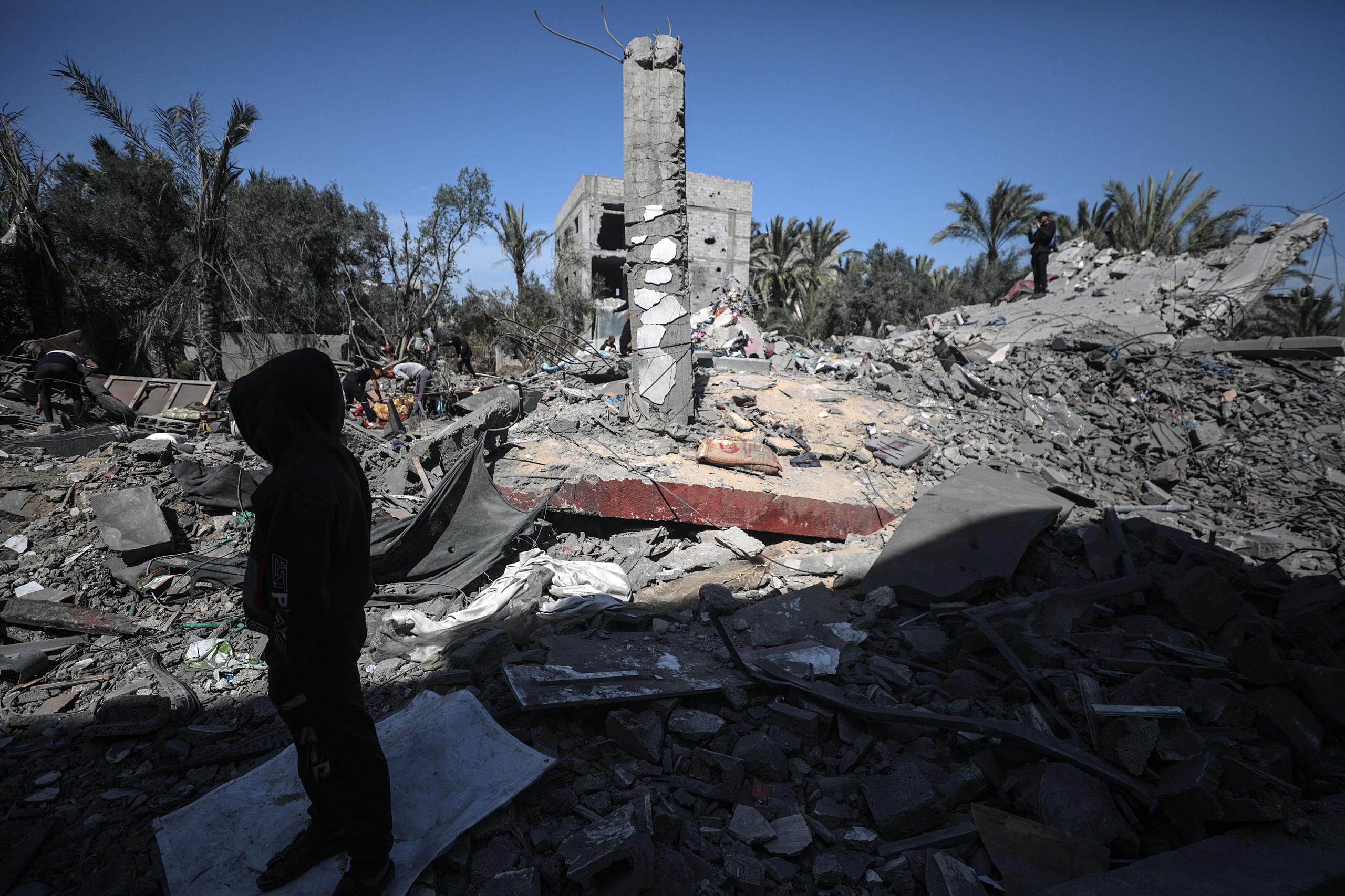Un niño palestino observa de pie entre los escombros de una casa destruida tras un ataque aéreo israelí en la ciudad de Deir Al Balah, al sur de la Franja de Gaza, el 13 de marzo de 2024. Más de 31,000 palestinos y más de 1,300 israelíes han muerto, según el Ministerio de Salud palestino y las Fuerzas de Defensa de Israel (FDI), desde que militantes de Hamás lanzaron un ataque contra Israel desde la Franja de Gaza el 7 de octubre de 2023 y las operaciones israelíes en Gaza. y Cisjordania, que le siguió. (EFE/EPA/MOHAMMED SABLE)